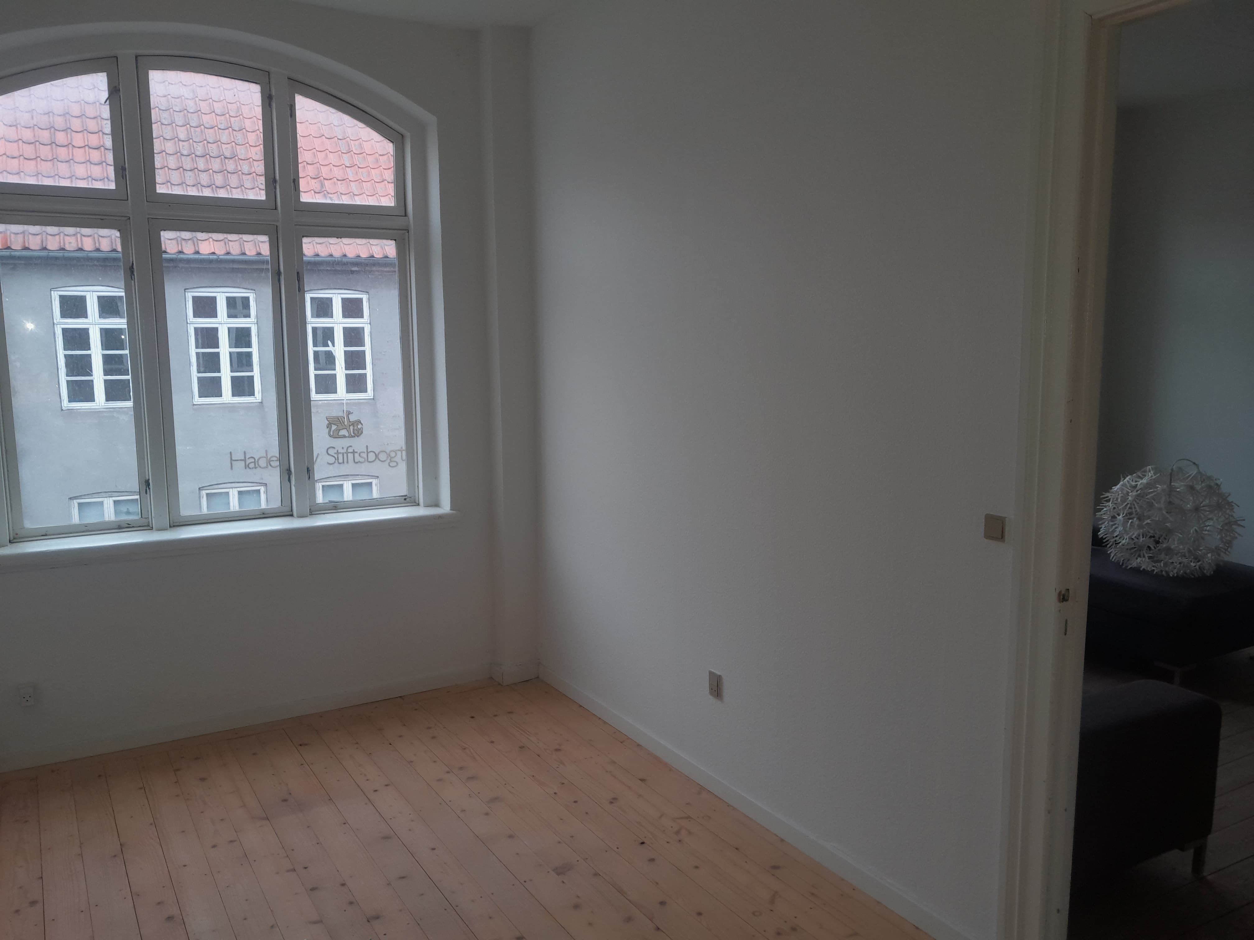 Pæn lys og rumlig lejlighed tæt på gågaden og med have lige ned til dammen
