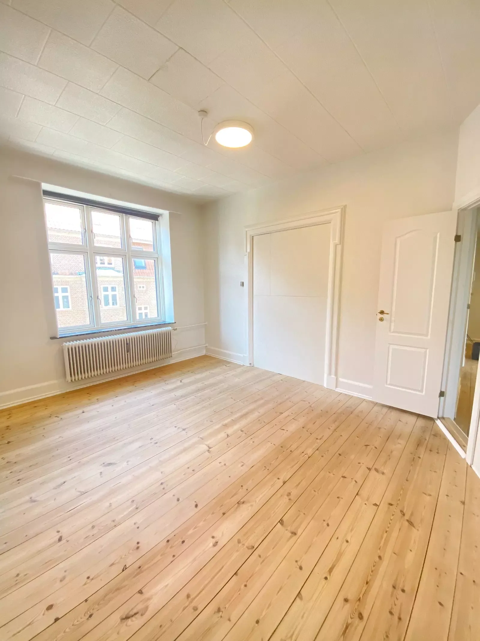 Klassisk 3-værelses med stuk, karnap og grøn gårdhave – 79 m2, delevenlig og med opvaskemaskine