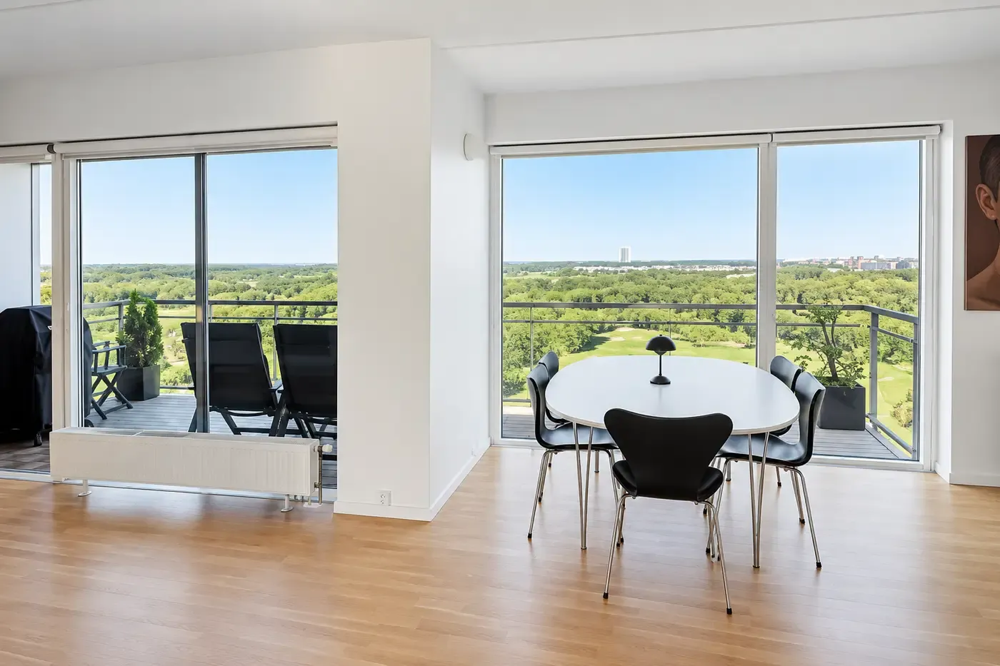 Lys hjørnepenthouse med to altaner og udsigt over Amager