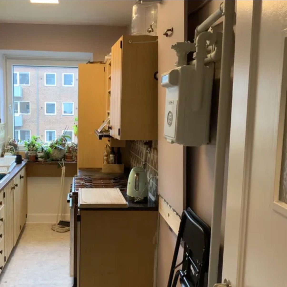Furnished room with balcony, close to metro