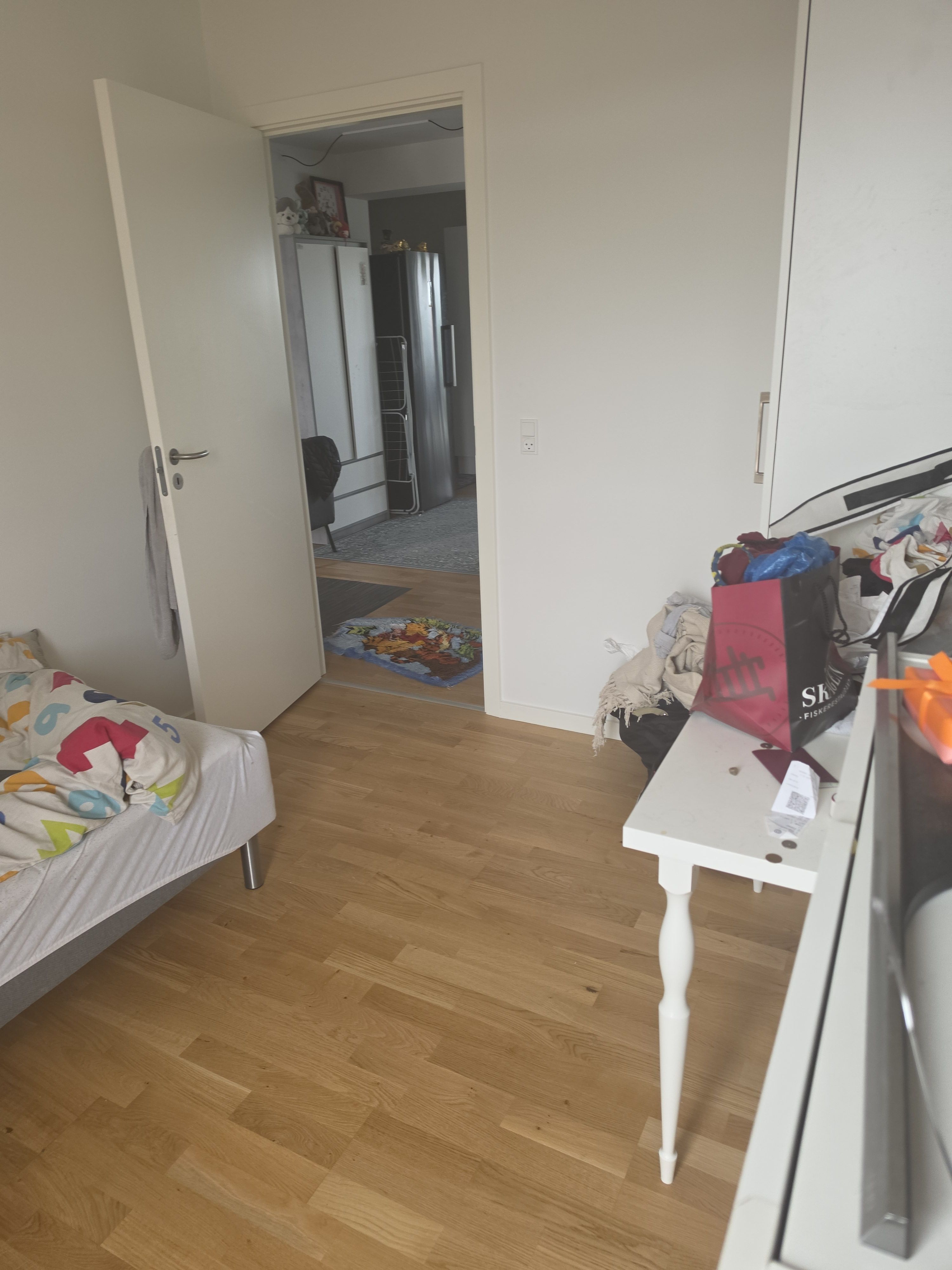One room to rent in 4 bedroom house 