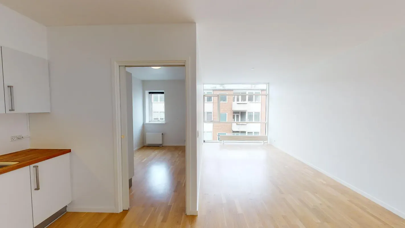 Lys 2-værelses på 64 m2 med stor, overdækket altan, vaskesøjle og parkering – husdyr tilladt