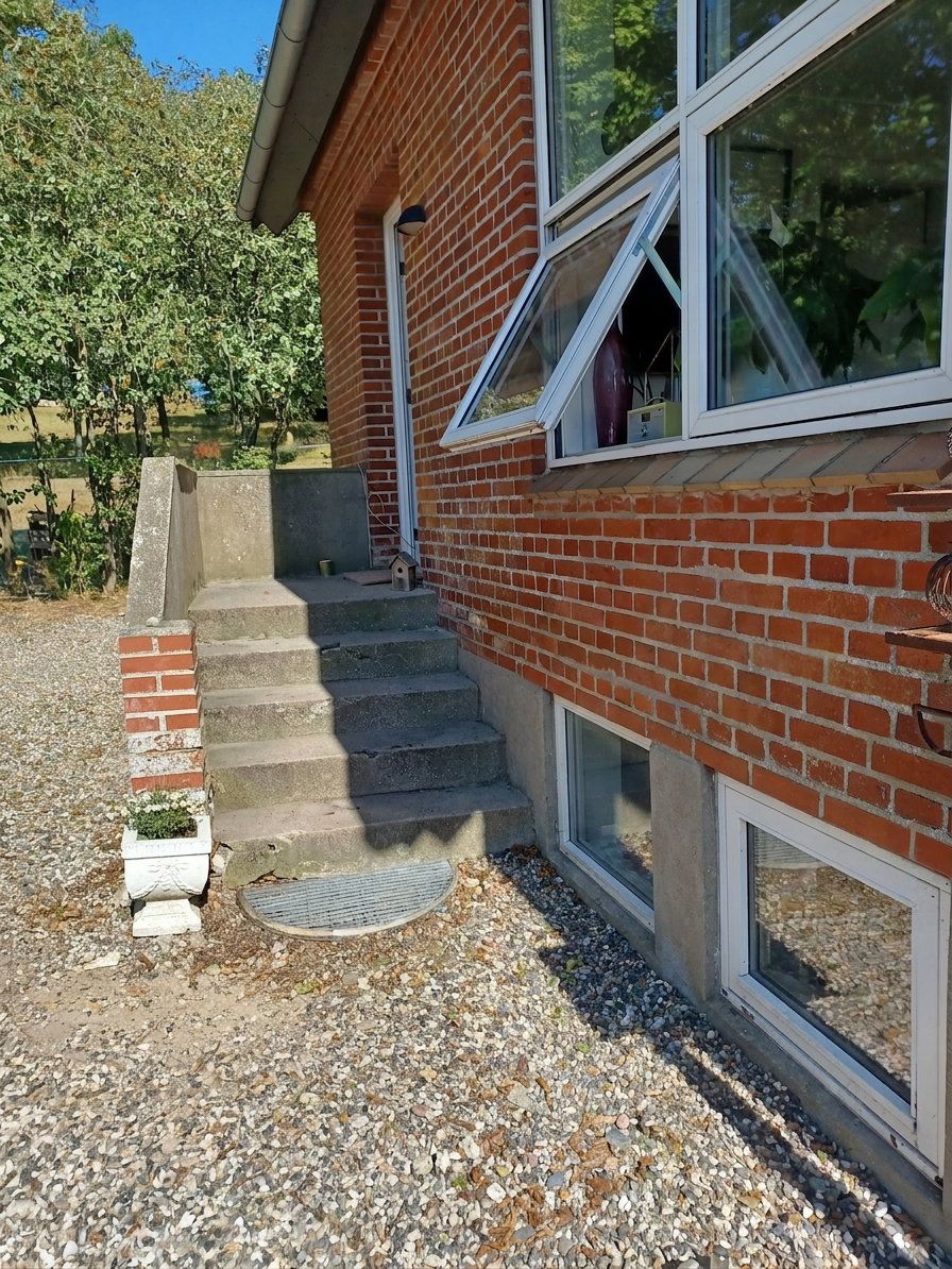 Klassisk rødstenshus med have, terrasse og parkering – husdyr tilladt