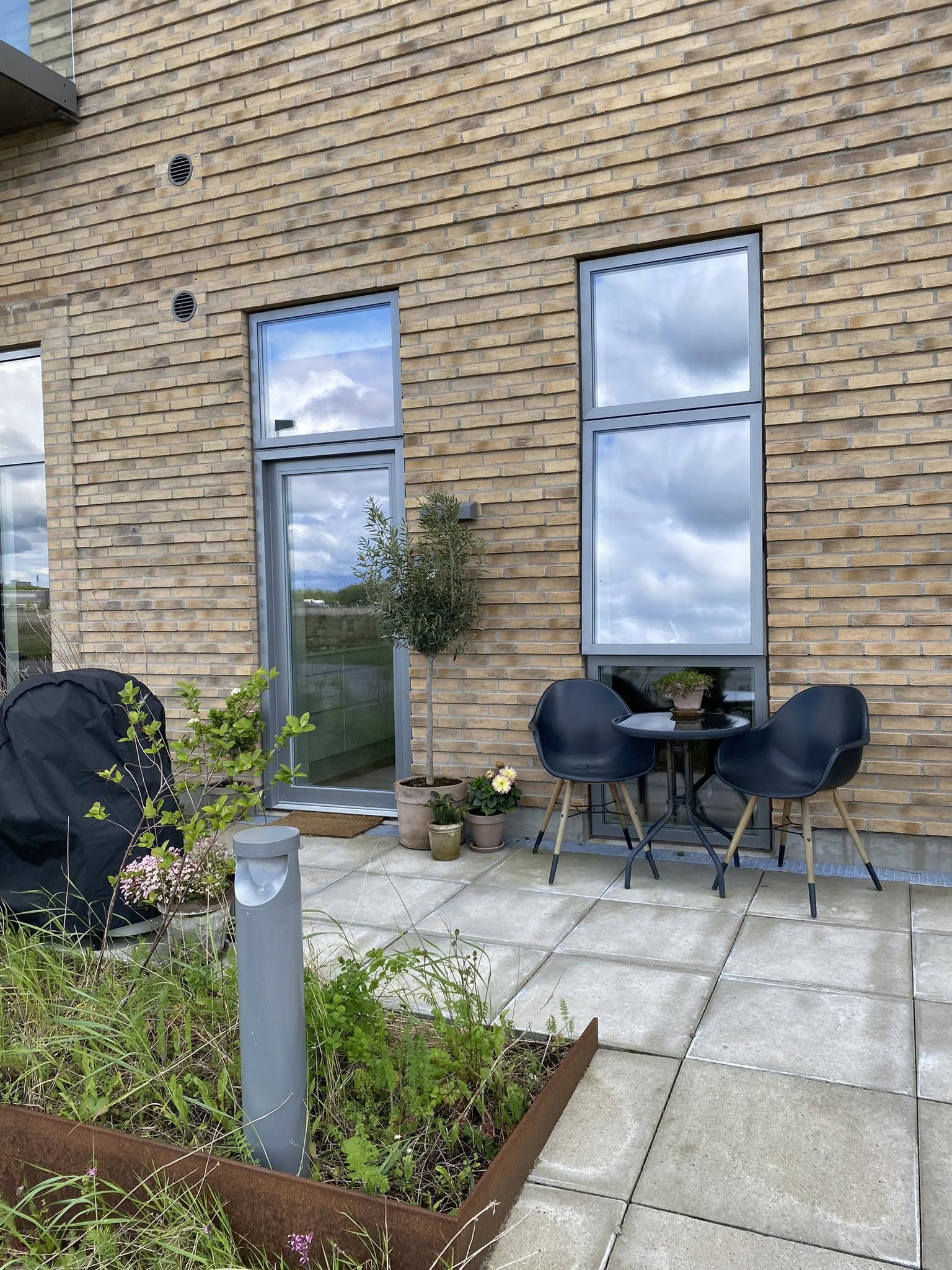 Højloftet 1-værelses med hems og privat terrasse ved fjorden – husdyr tilladt efter aftale