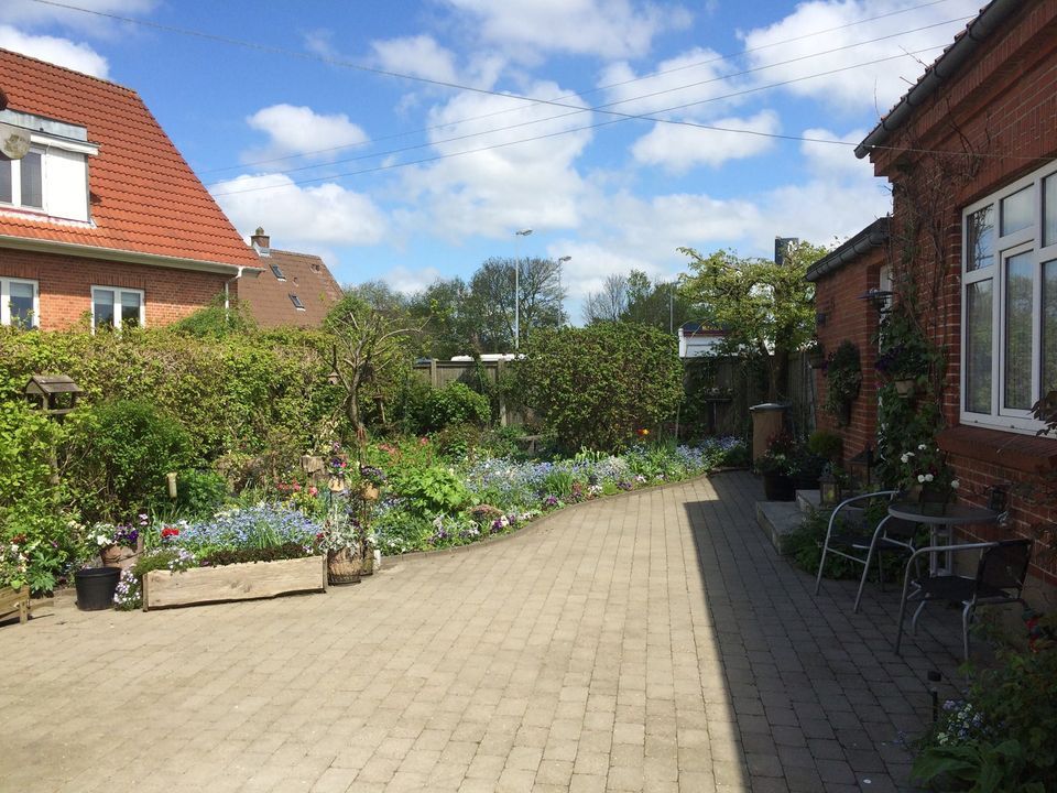 DEJLIG GÅRDHAVE MED AFTEN SOL