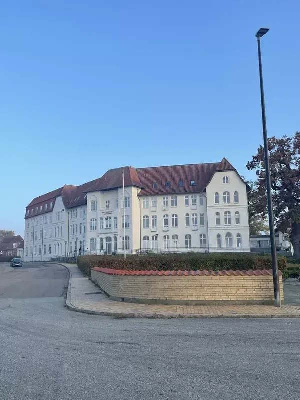 Skøn 3-værelses lejlighed med havkig centralt i Gråsten med eget kælderrum