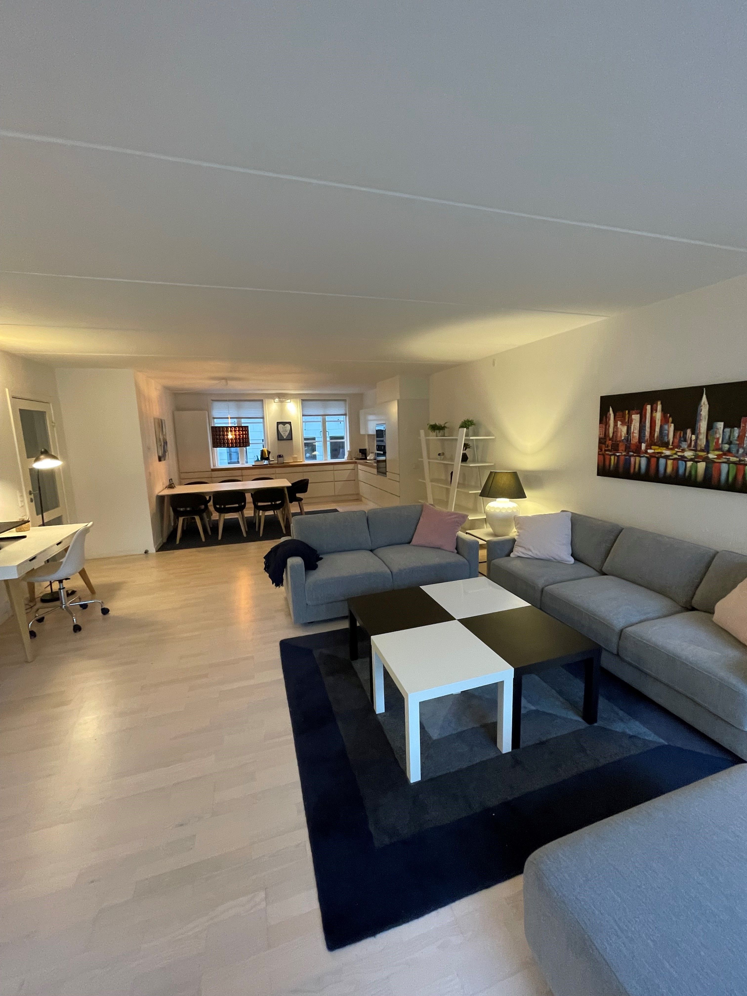 Nyere moderne lejlighed - med 2 store badeværelser !