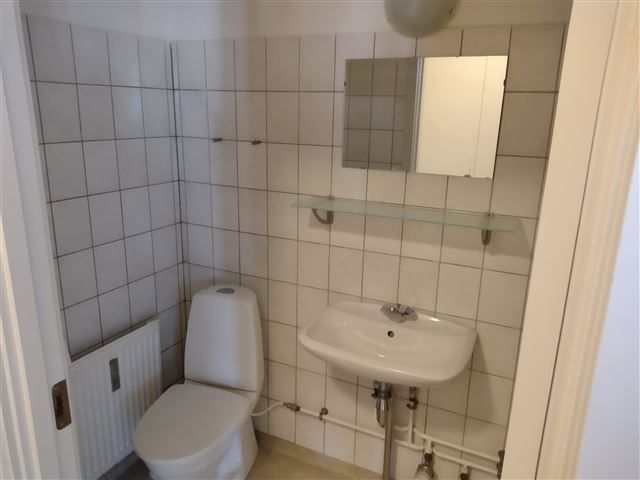 1 vær. lejlighed på 42 m2 i lille rolig ejendom ledig straks for én person.