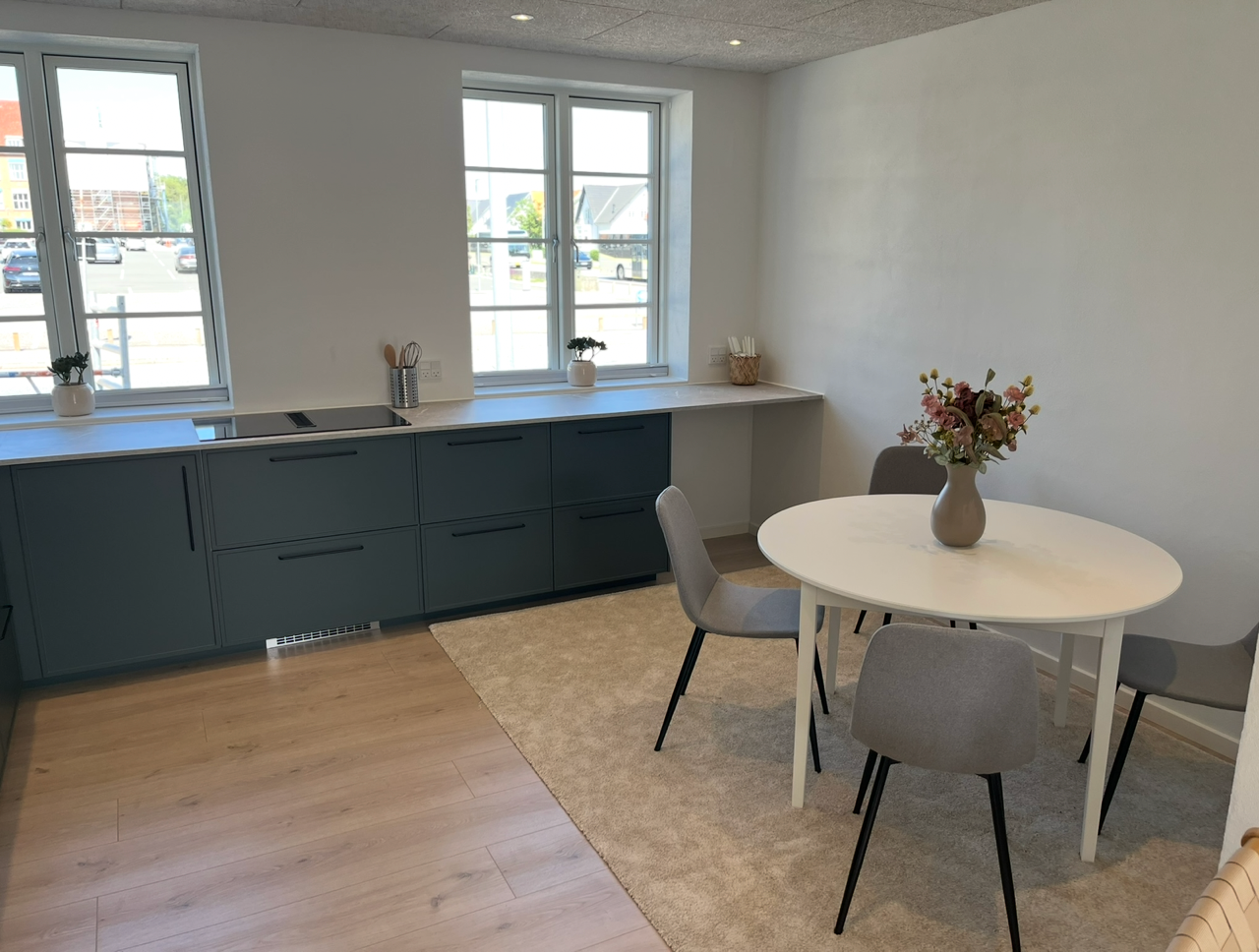 Nybygget stuelejlighed med stor terrasse og parkeringsmulighed