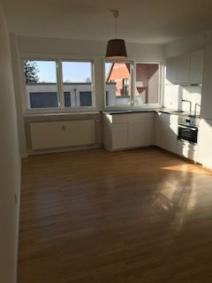 Nyrenoveret hyggelig 2v lejlighed med alt. 2.sal på gågaden men uden larm