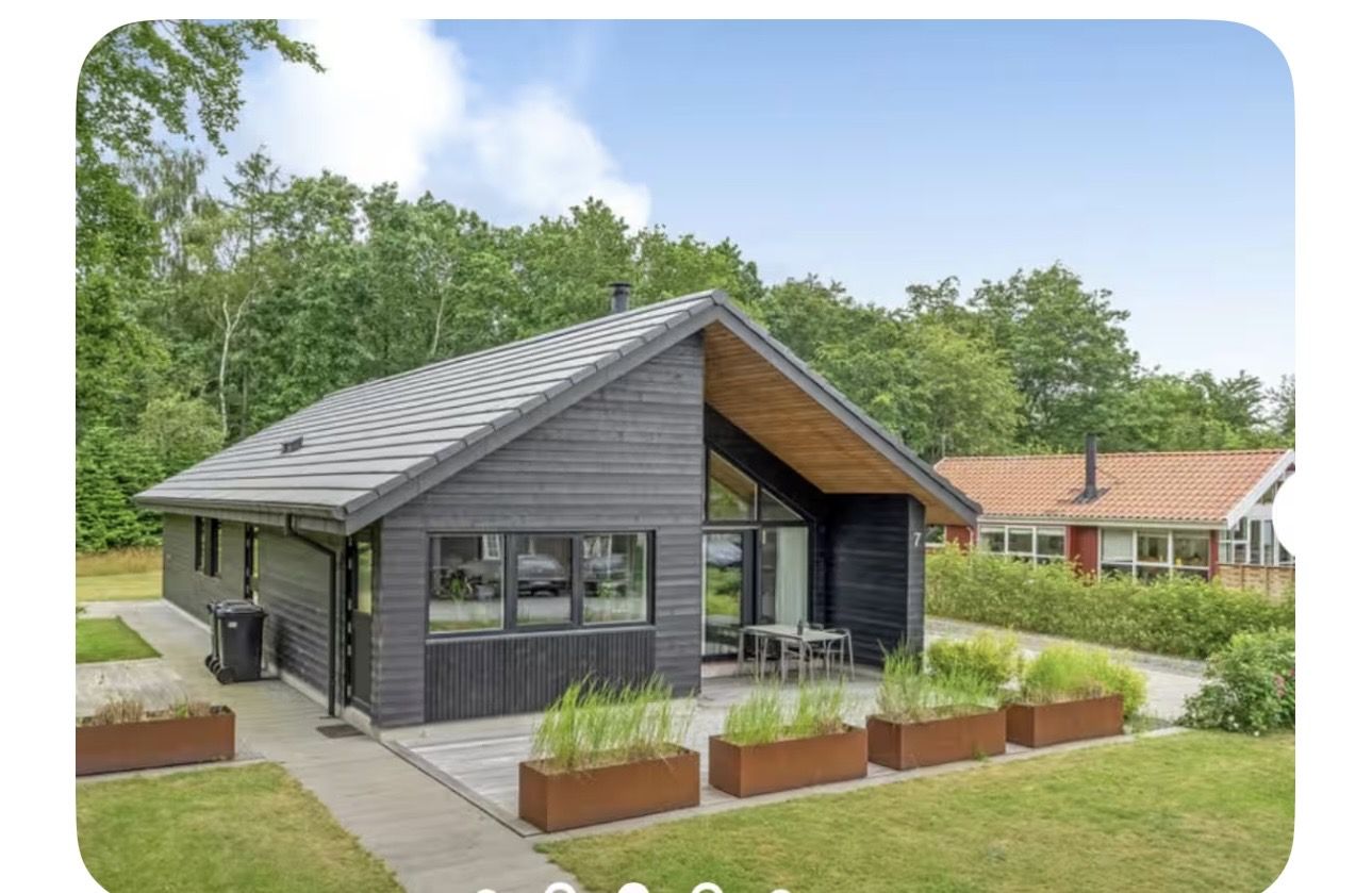Møbleret hus med søudsigt og adgang - badebro, tennisbaner mv