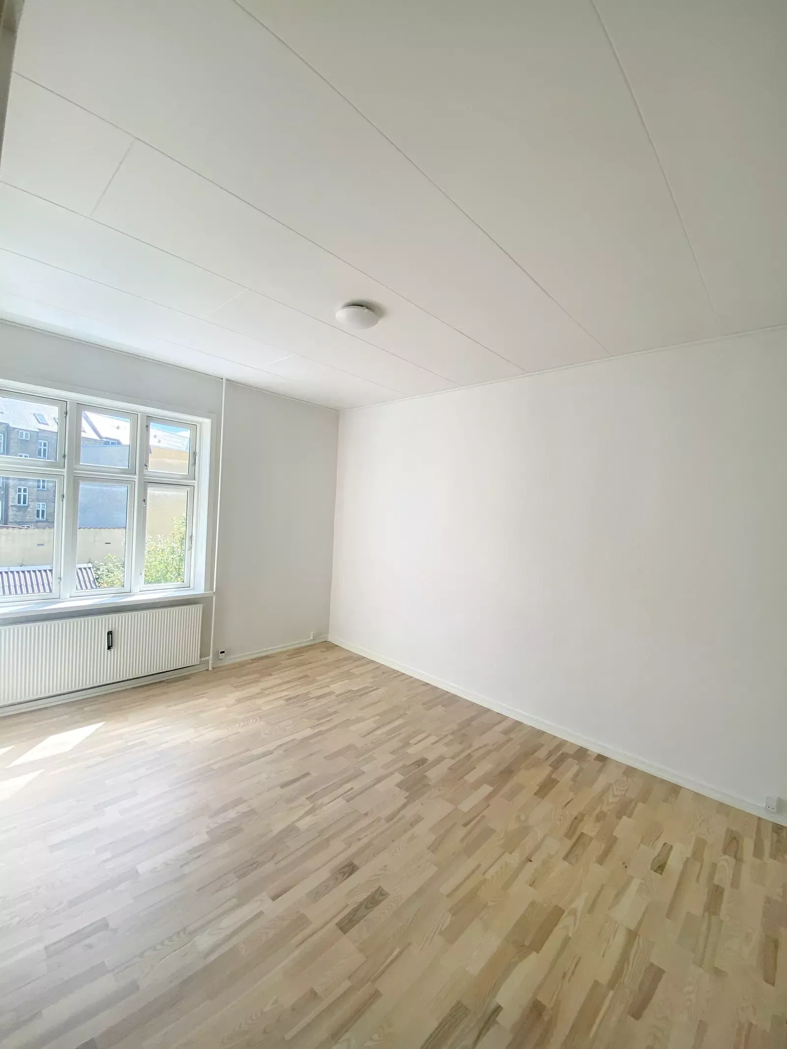 Lys 2-værelses på 71 m2 i klassisk ejendom med moderne køkken og grøn gård