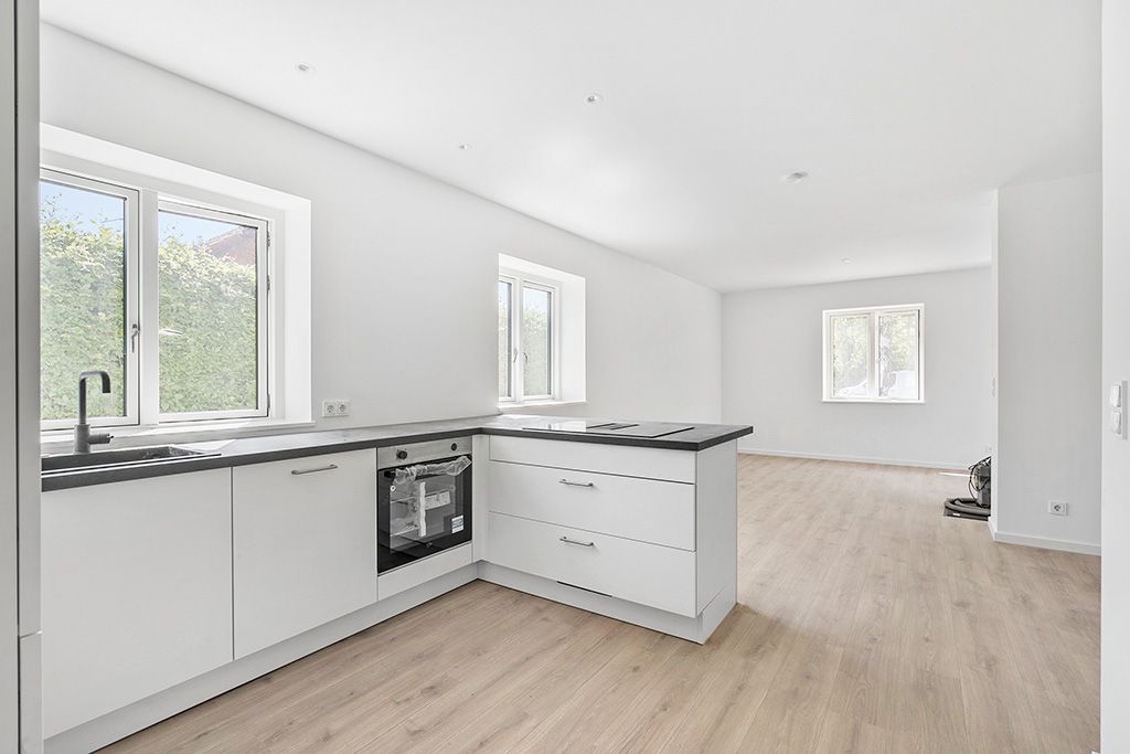 Moderne villalejlighed med privat have