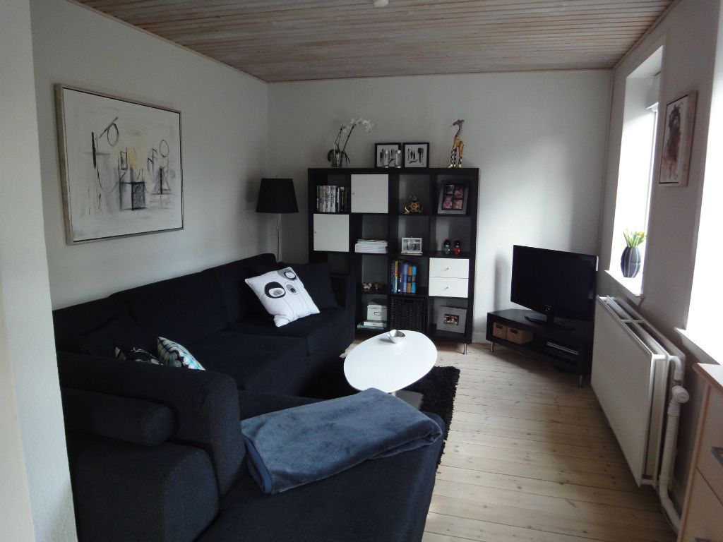 Hus med have, terrasse og garage.