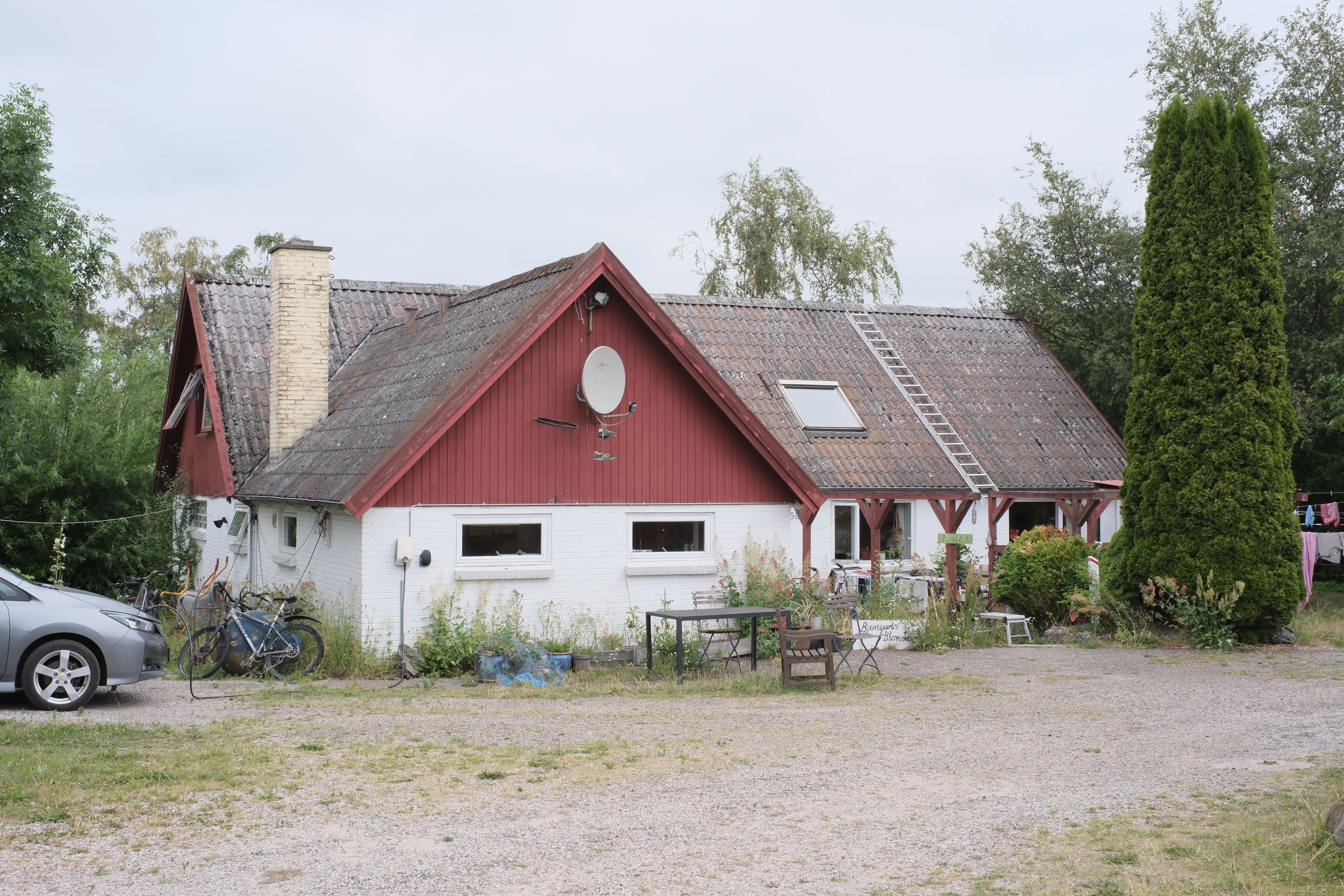 Hyggeligt hus på landet - tæt på busser og byen