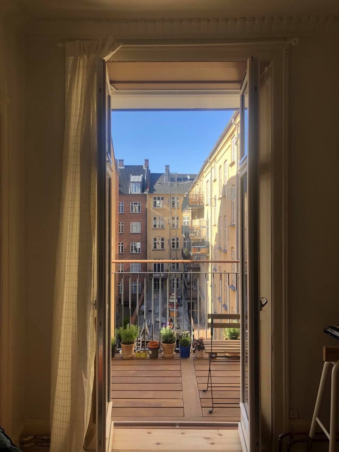 Cosy and quiet room in spacious apartment near Værnedamsvej 