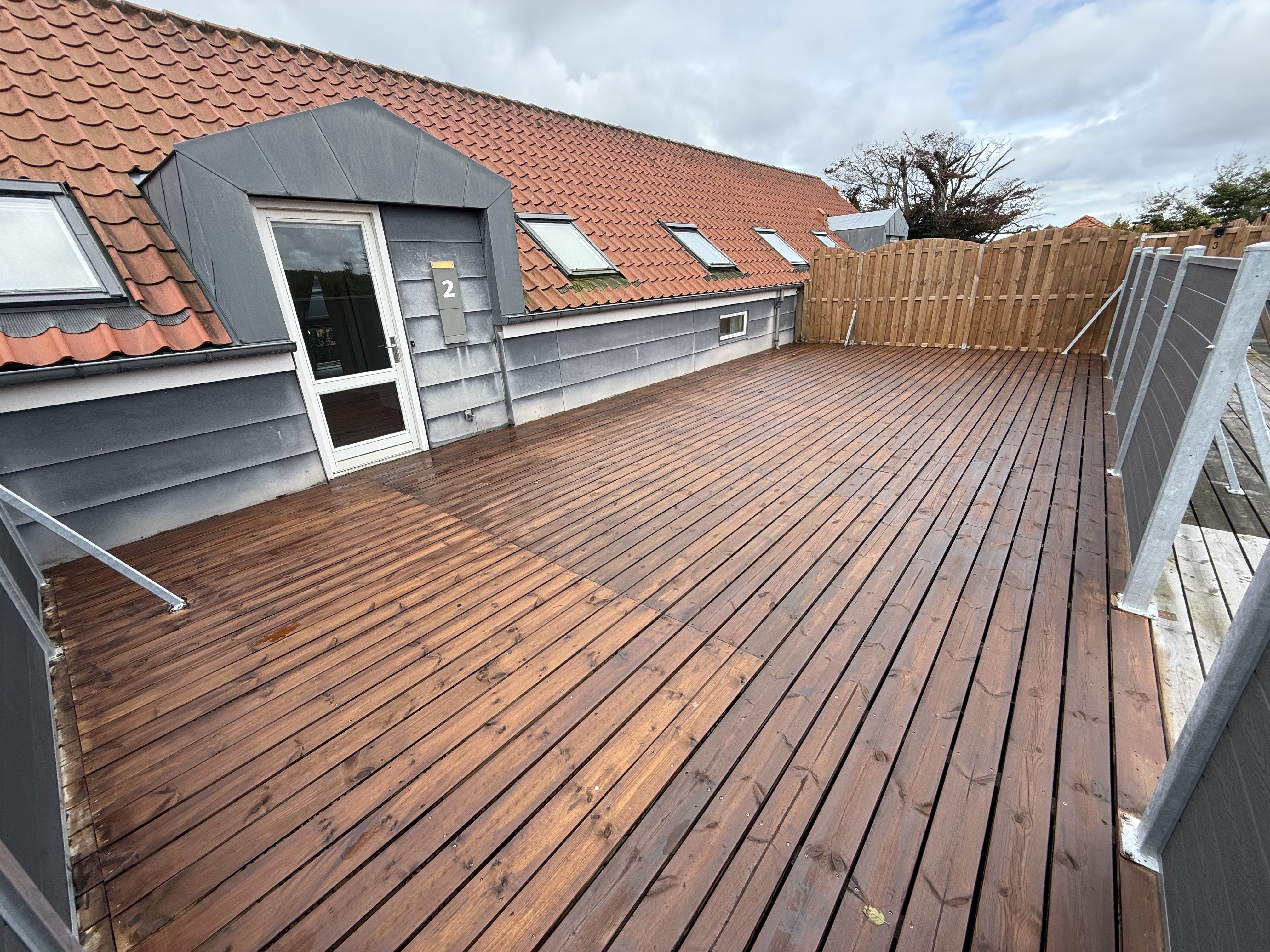 Lys og nyrenoveret 3-værelses lejlighed med stor privat terrasse