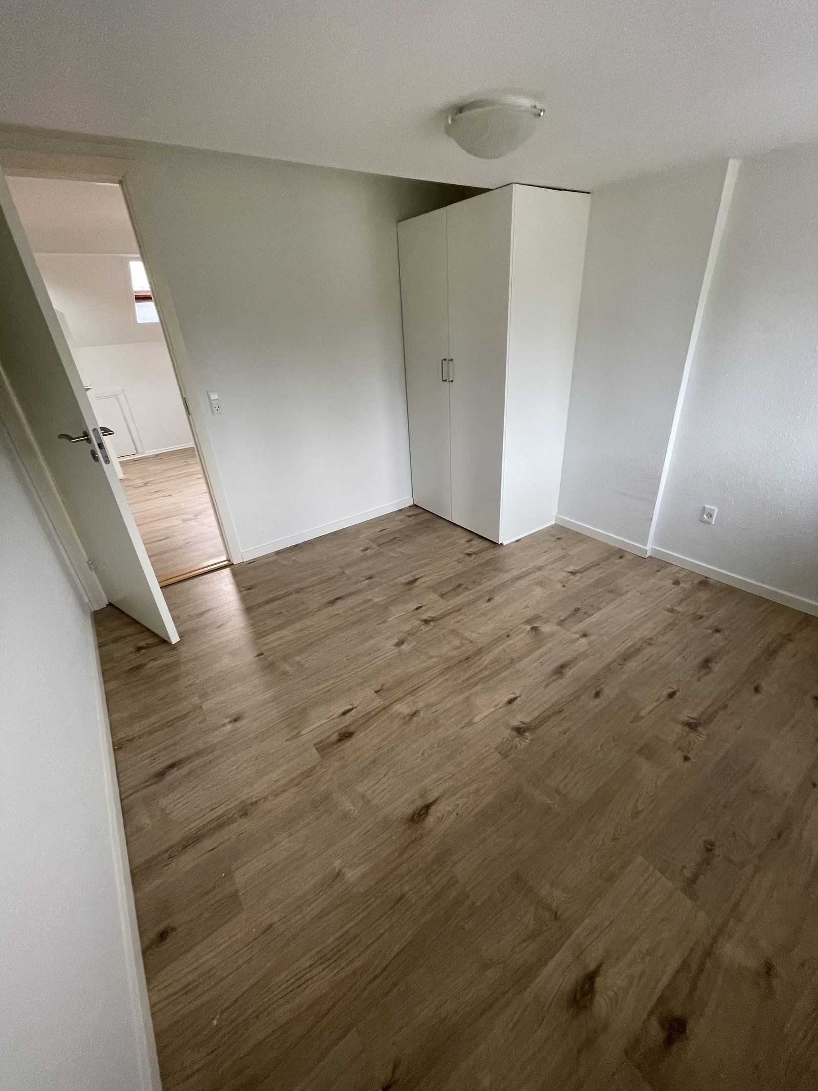 Lys 2-værelses på øverste etage med altan og parkering – 54 m2
