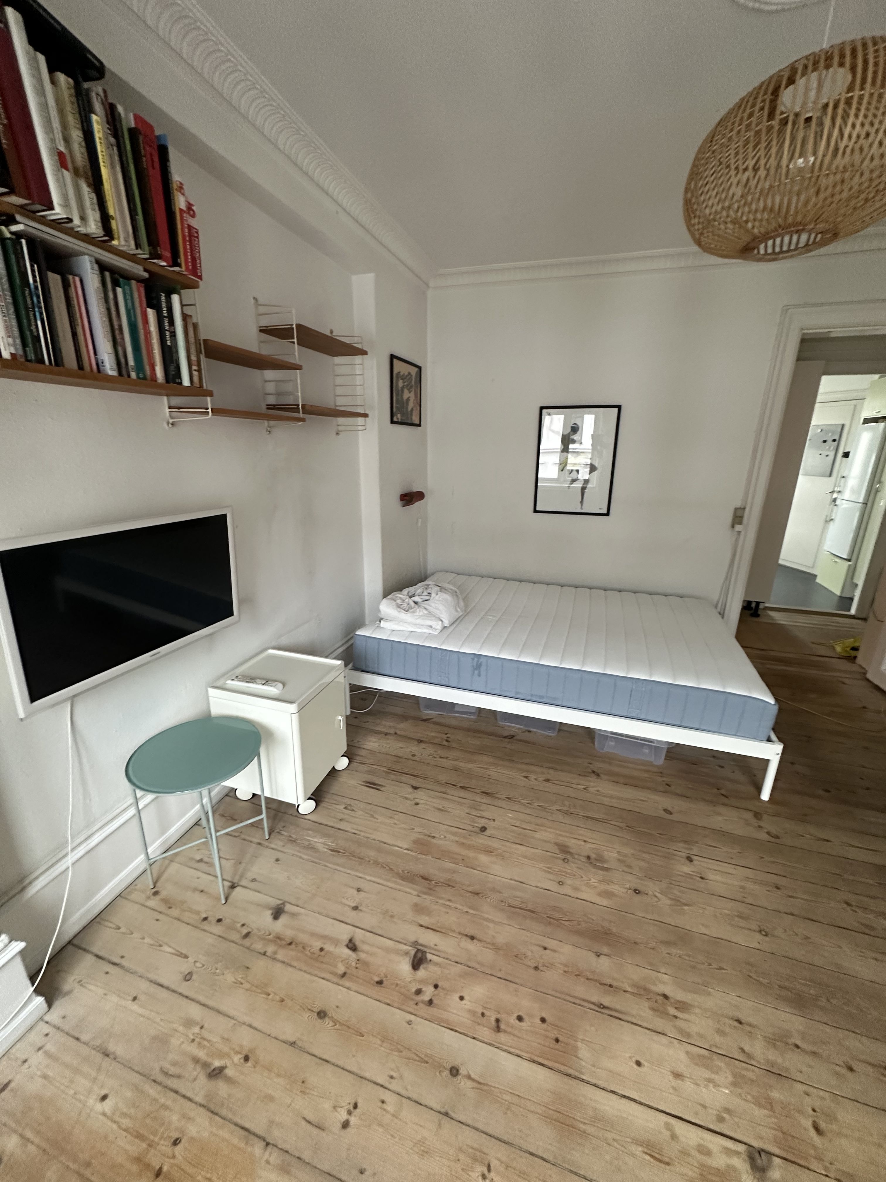 Cosy Fully Furnished Studio Apartment with South-Facing Balcony, photo 3