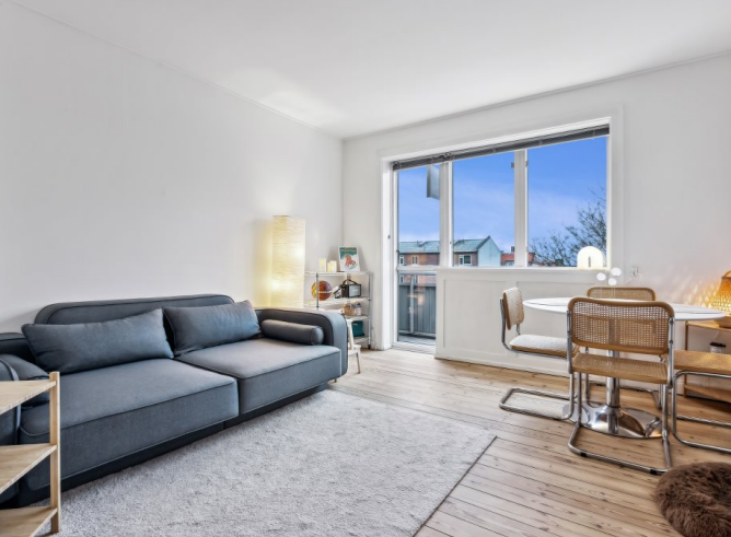 Semi-furnished apartment with separate kitchen and sleeping area - close to metro and beach