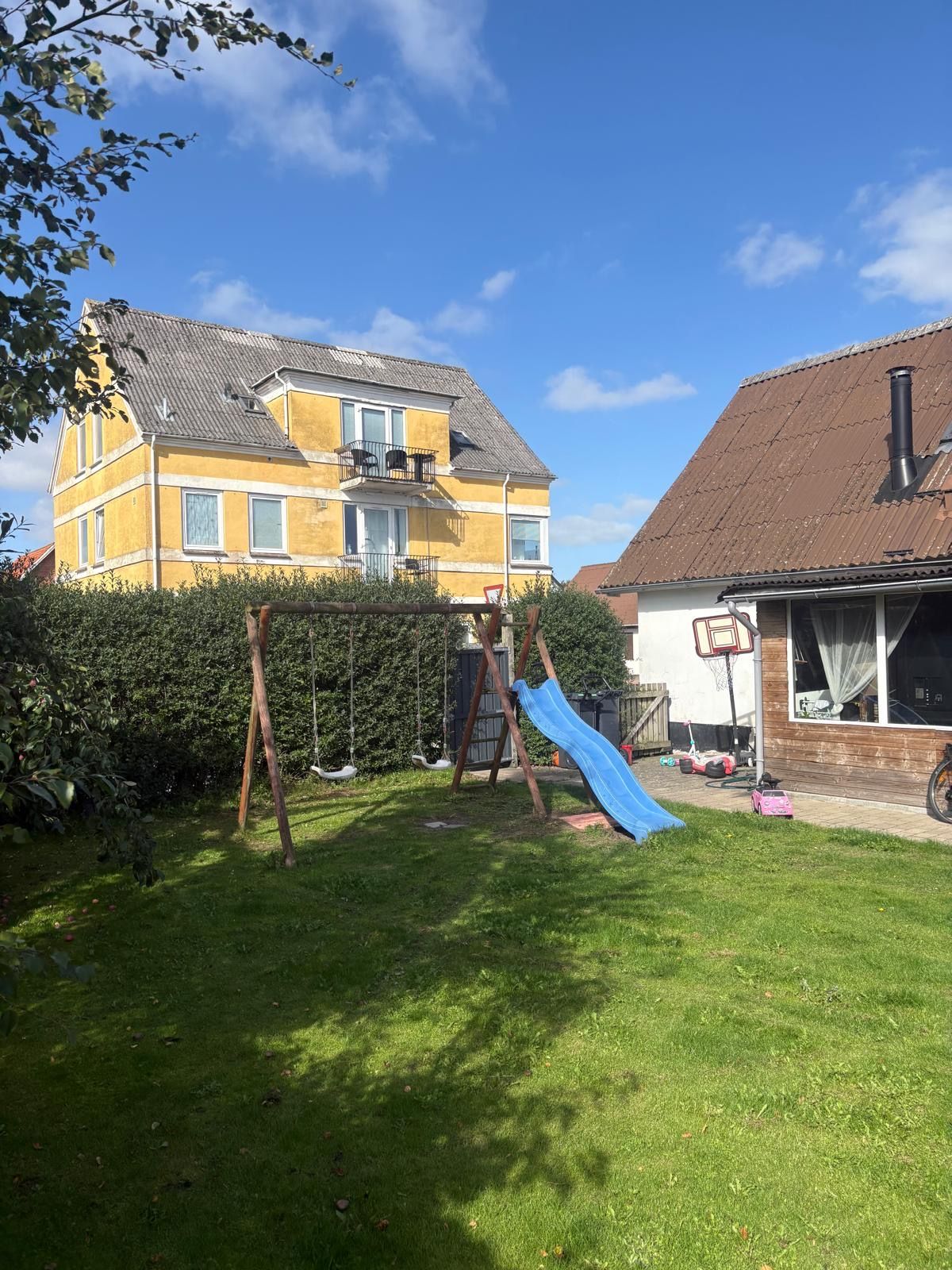 Veludstyret bolig i Brønderslev: Udestue, el-lader, garage og dejlig have