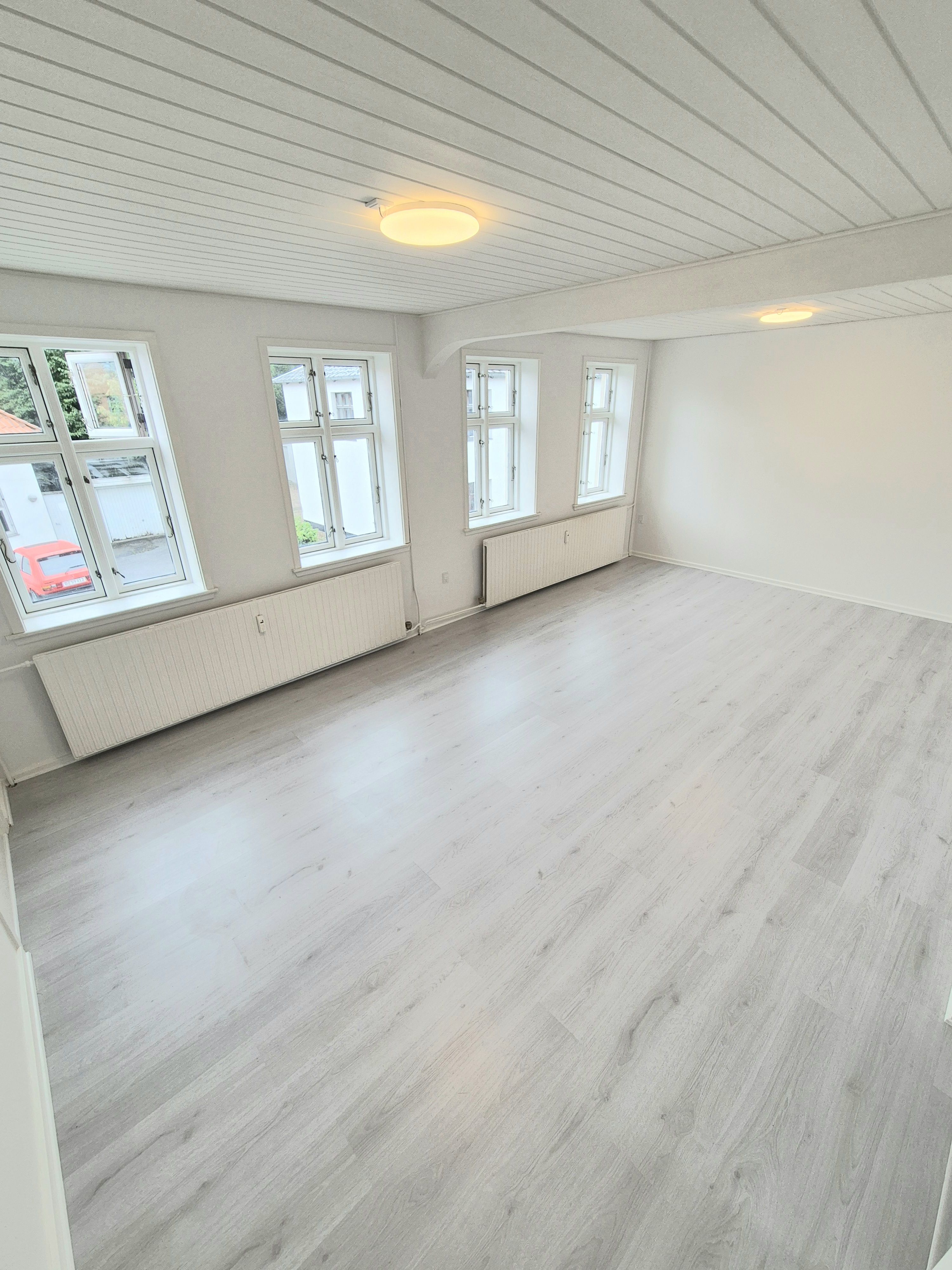 🏡 NYRENOVERET 4-VÆRELSES LEJLIGHED – LØSNING (90 m²)