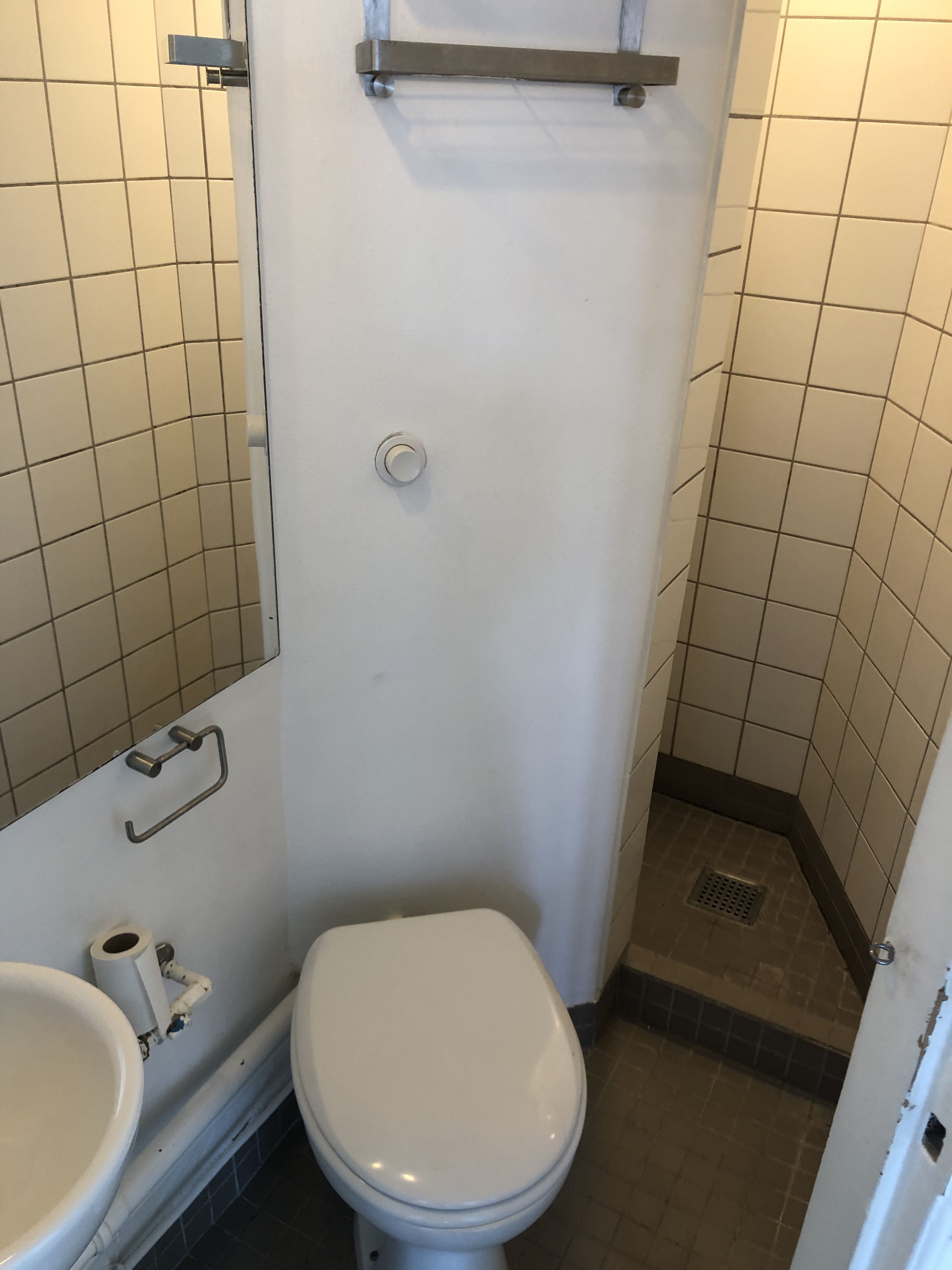 Lys og klassisk toværelses lejlighed med solrig altan beliggende i hjertet af Nørrebro. 
