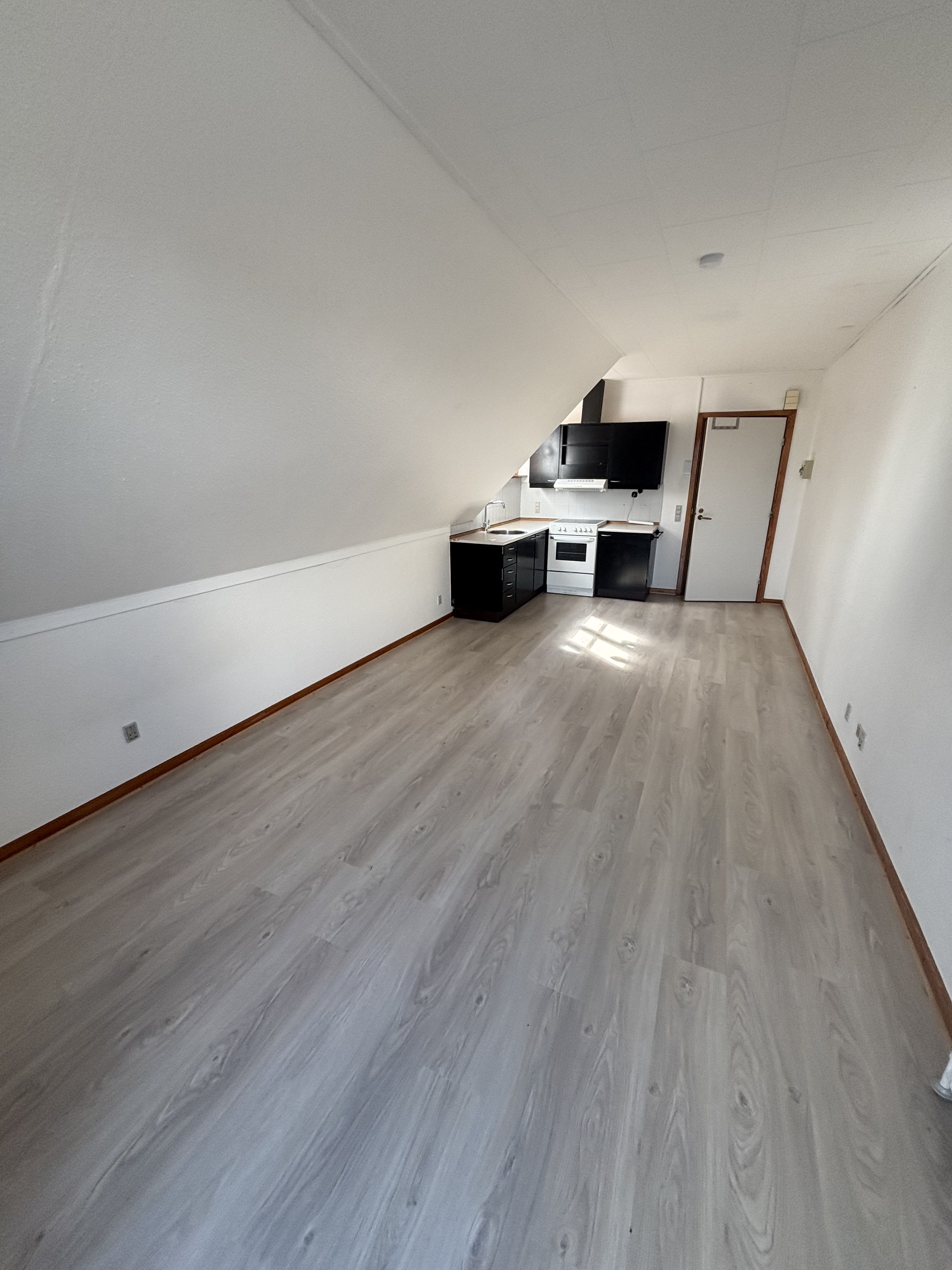 1 vær. centralt i Aabenraa, med altan