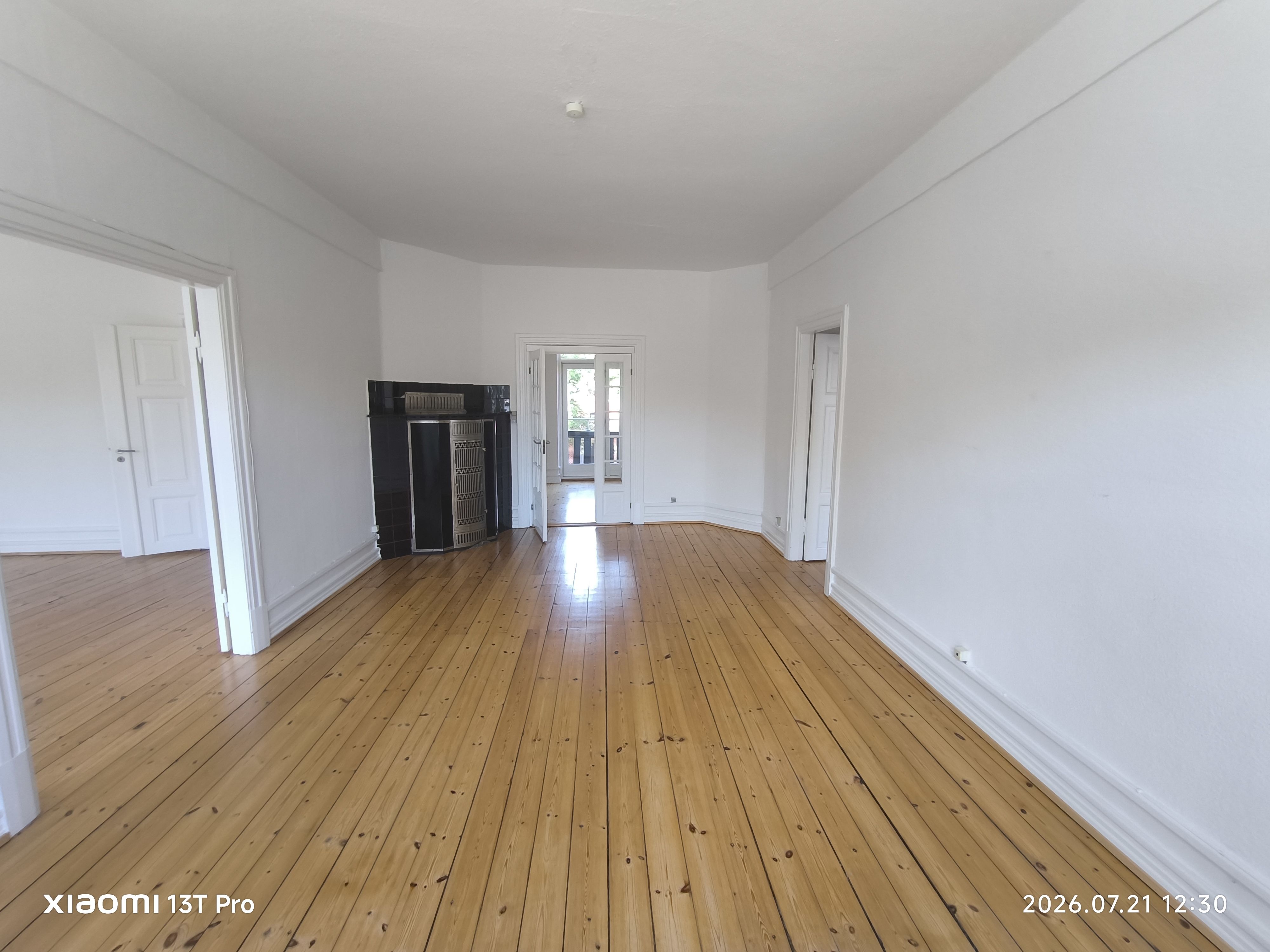 Stor, lys 1. sals lejlighed på 110 m² – Klassisk look, altan - Visning 4