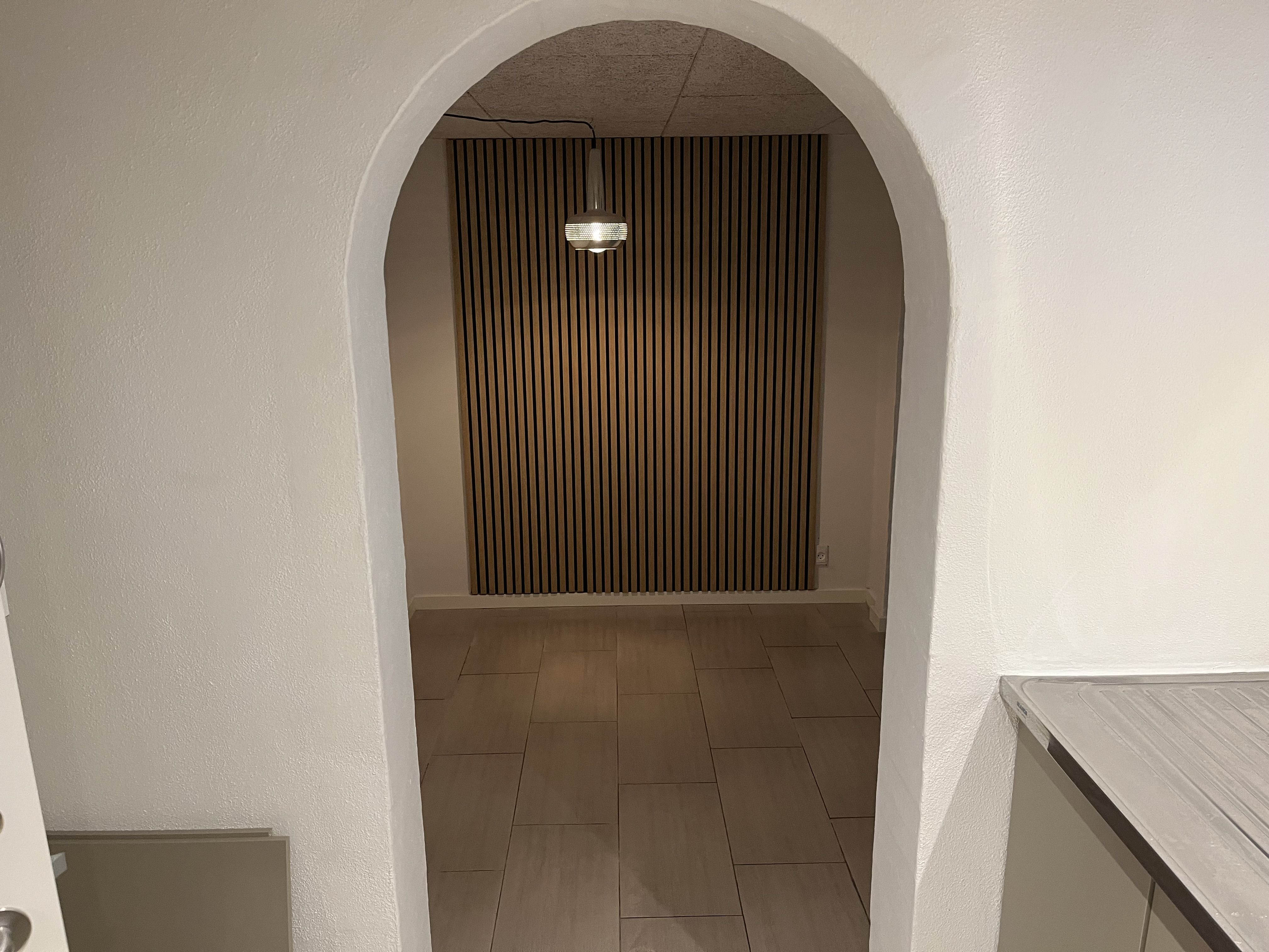 Kælder lejlighed 50m2 leje 4300 pr md incl lys,vand , varme og internet 