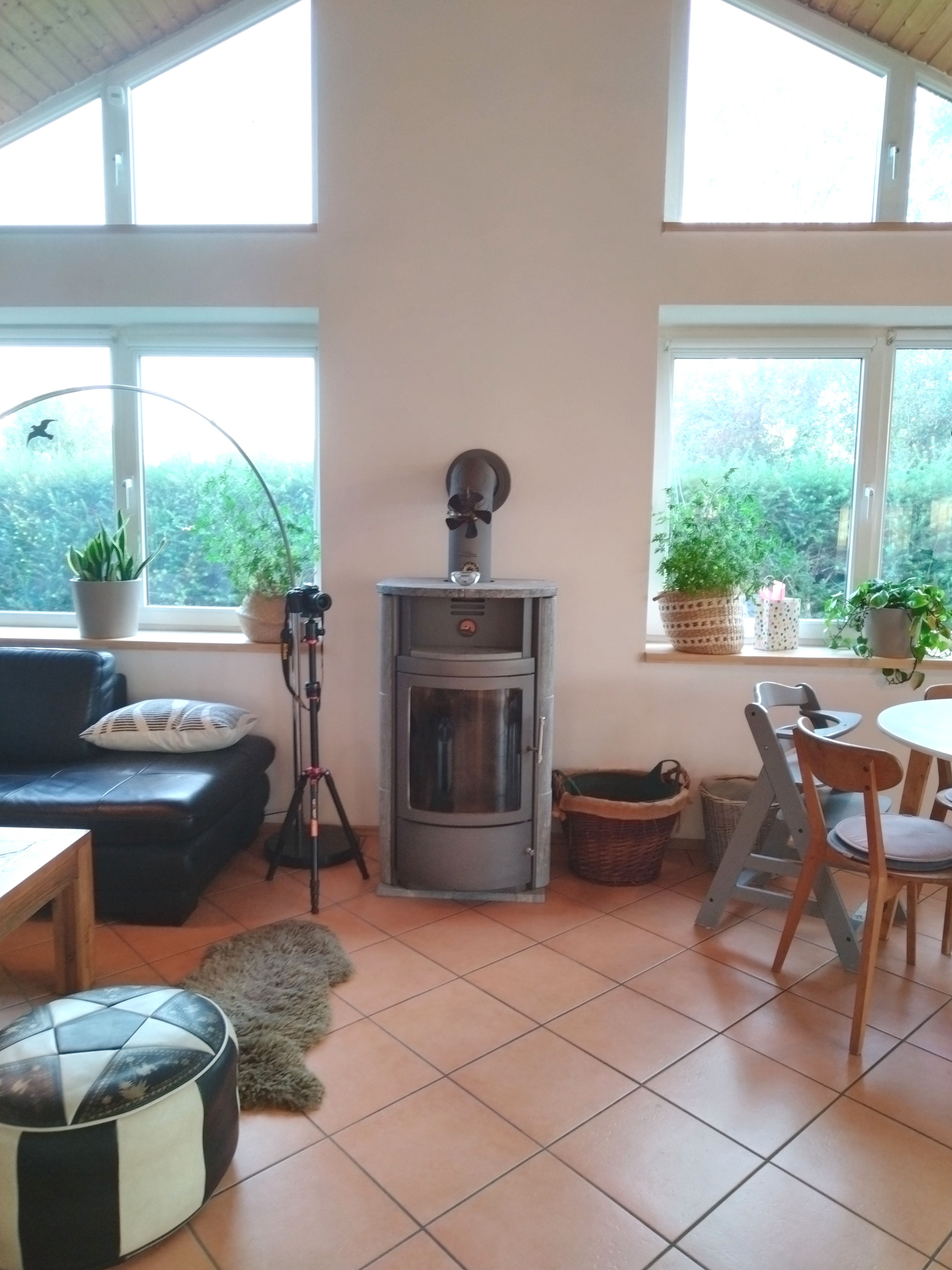 Hus med brændeovn, stor have, udestue, carport og værksted 