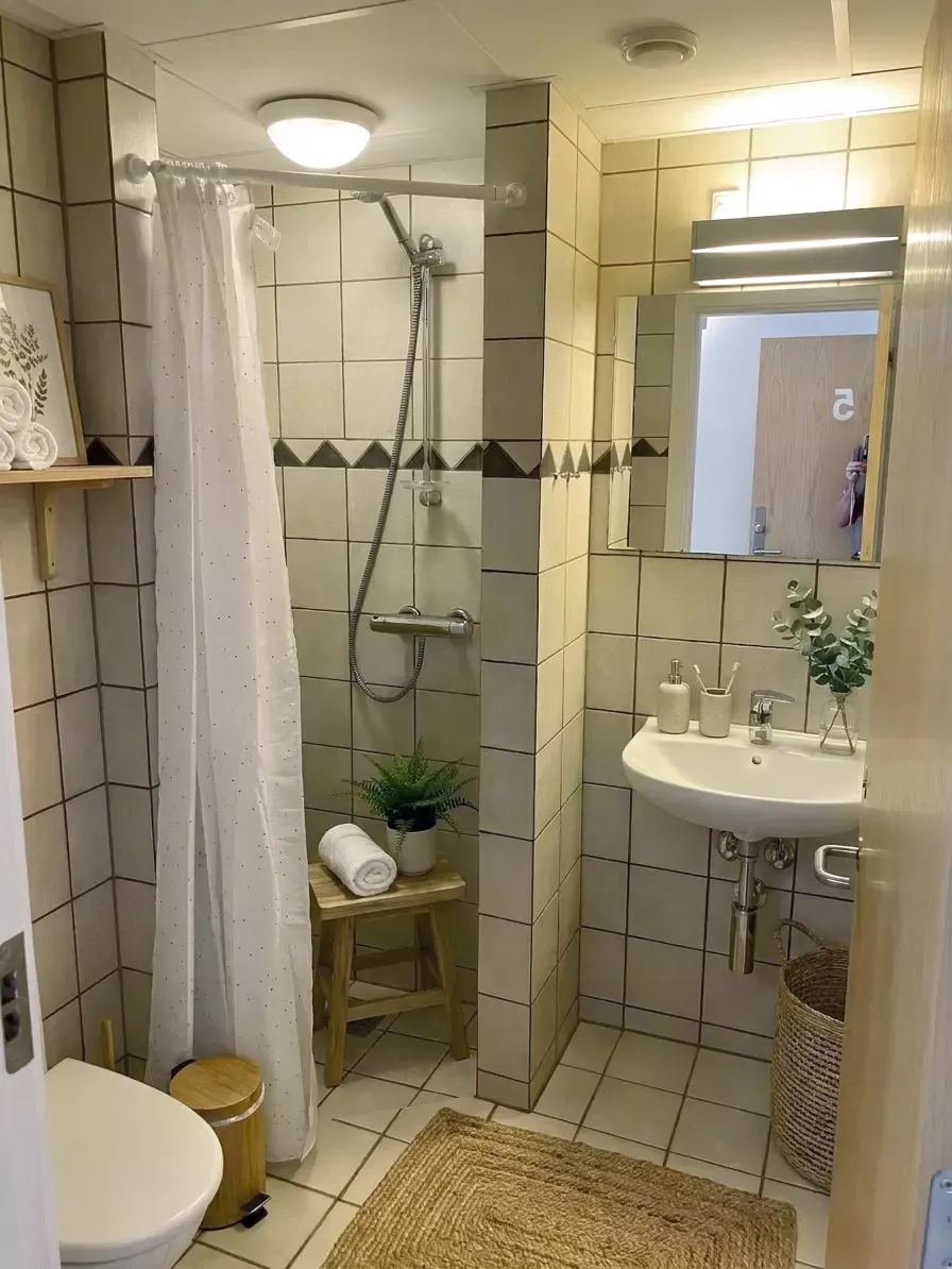 Velindrettet 1-værelses på 30 m2 med lyst opholdsrum og stort badeværelse. Huslejen er inkl. vand og varme.