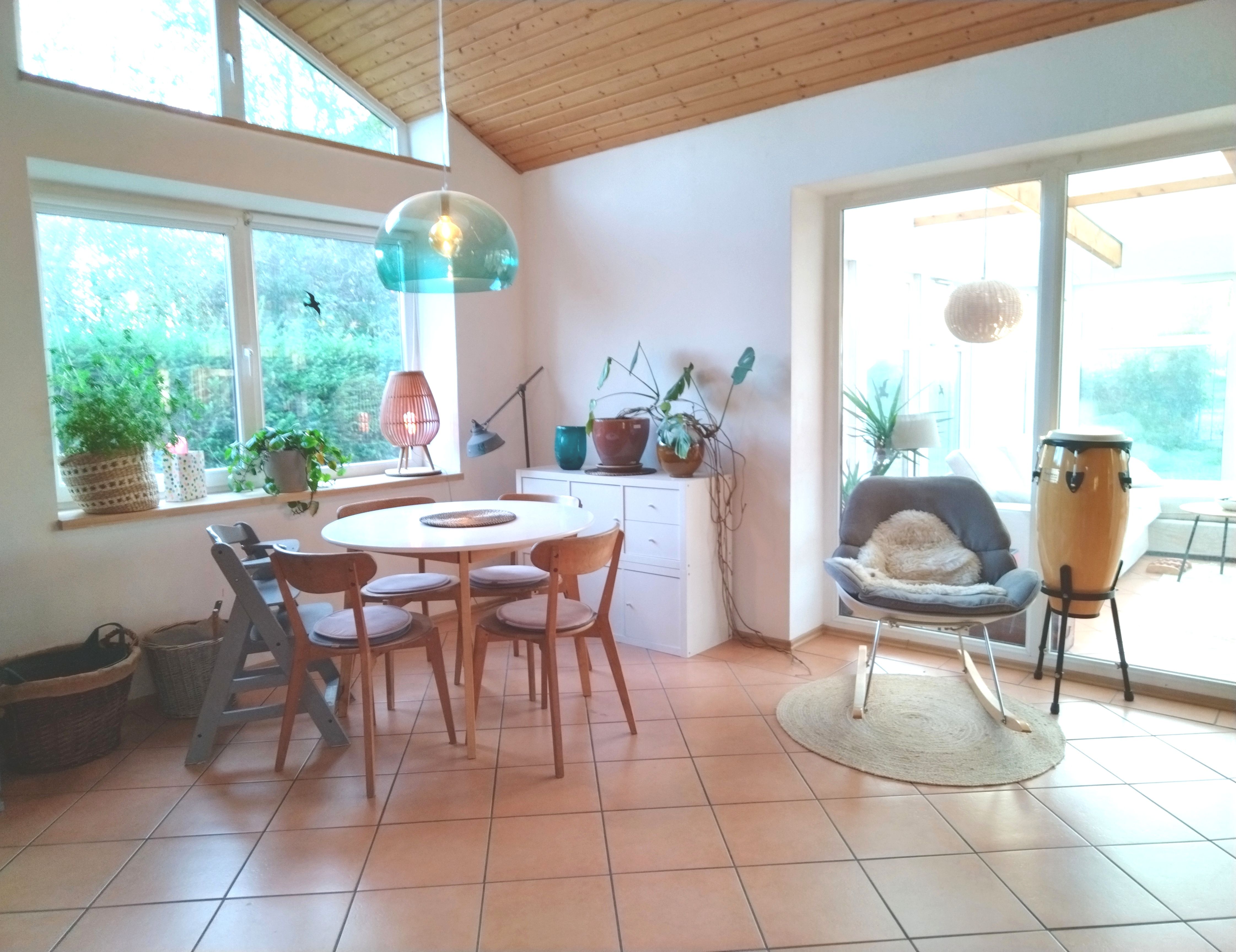Hus med brændeovn, stor have, udestue, carport og værksted 