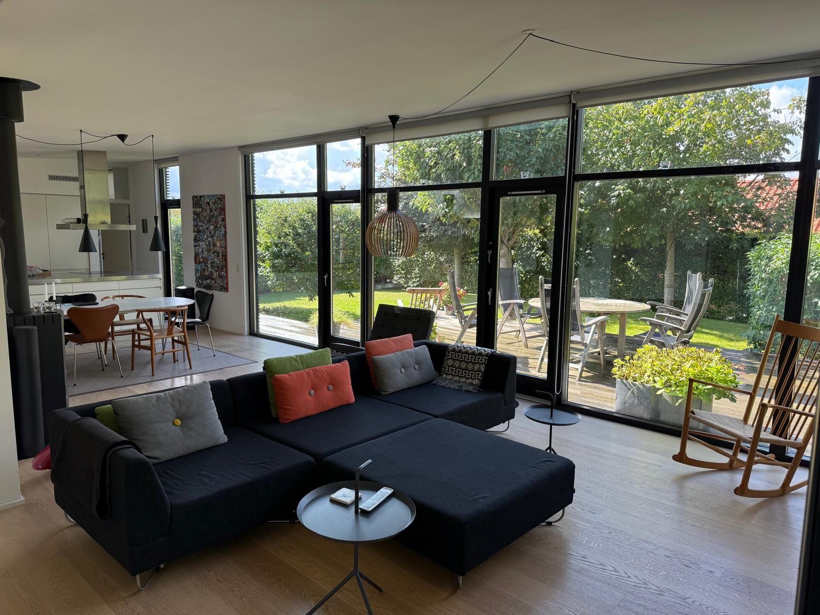 Arkitekttegnet hus - ideelt for familie med op tre-fire børn (fuldt møbleret)