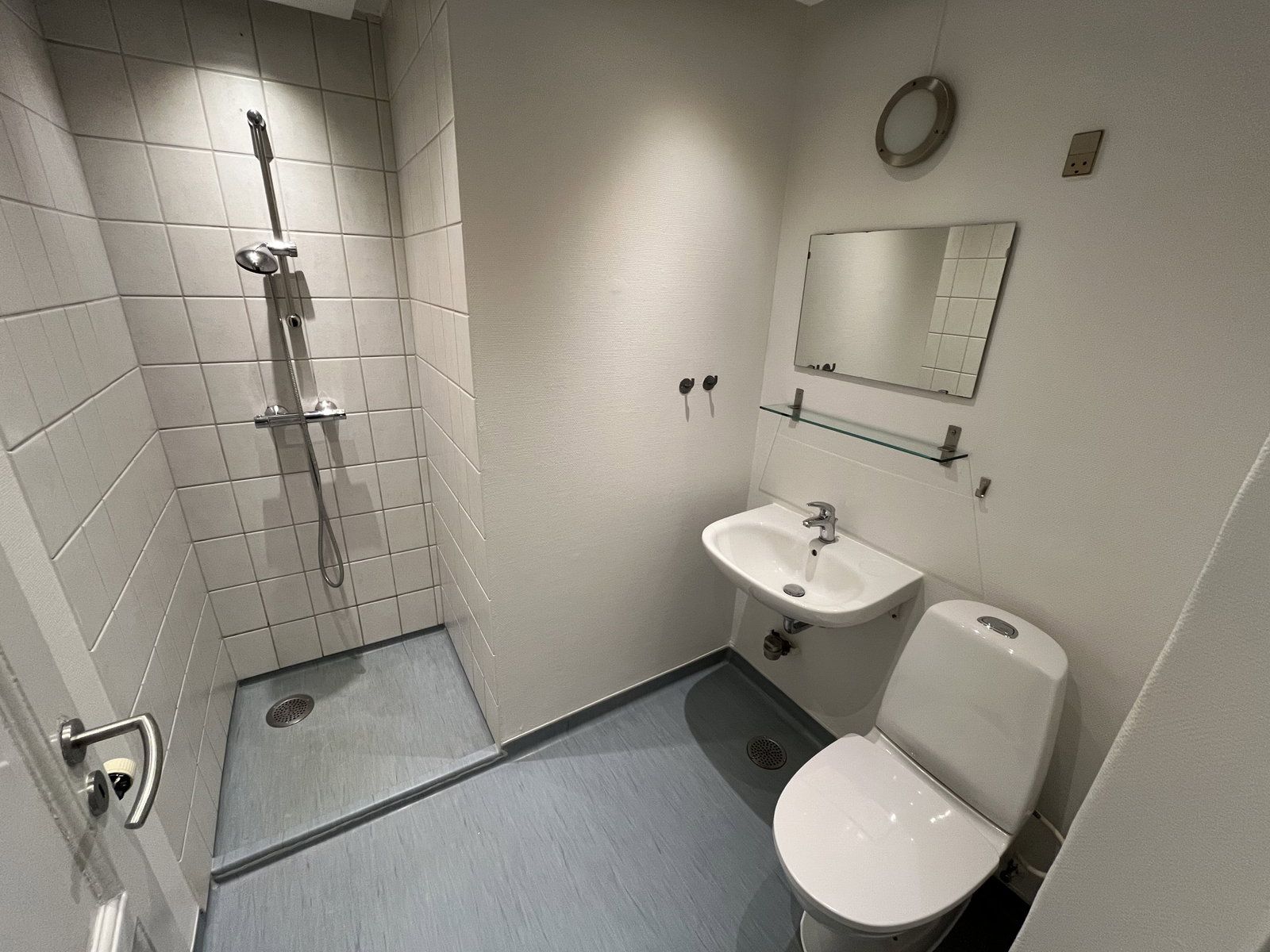 Lys 2-værelses i klassisk rødstensejendom med to stuer en suite og grønt kig – 67 m2