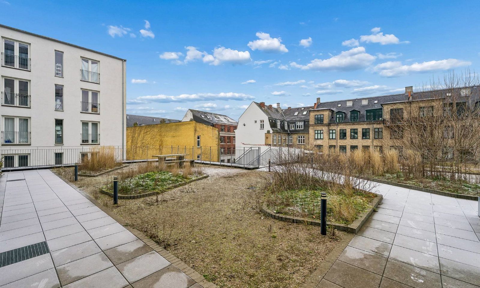 Moderne bolig med åbent køkkenalrum på Frederiksberg