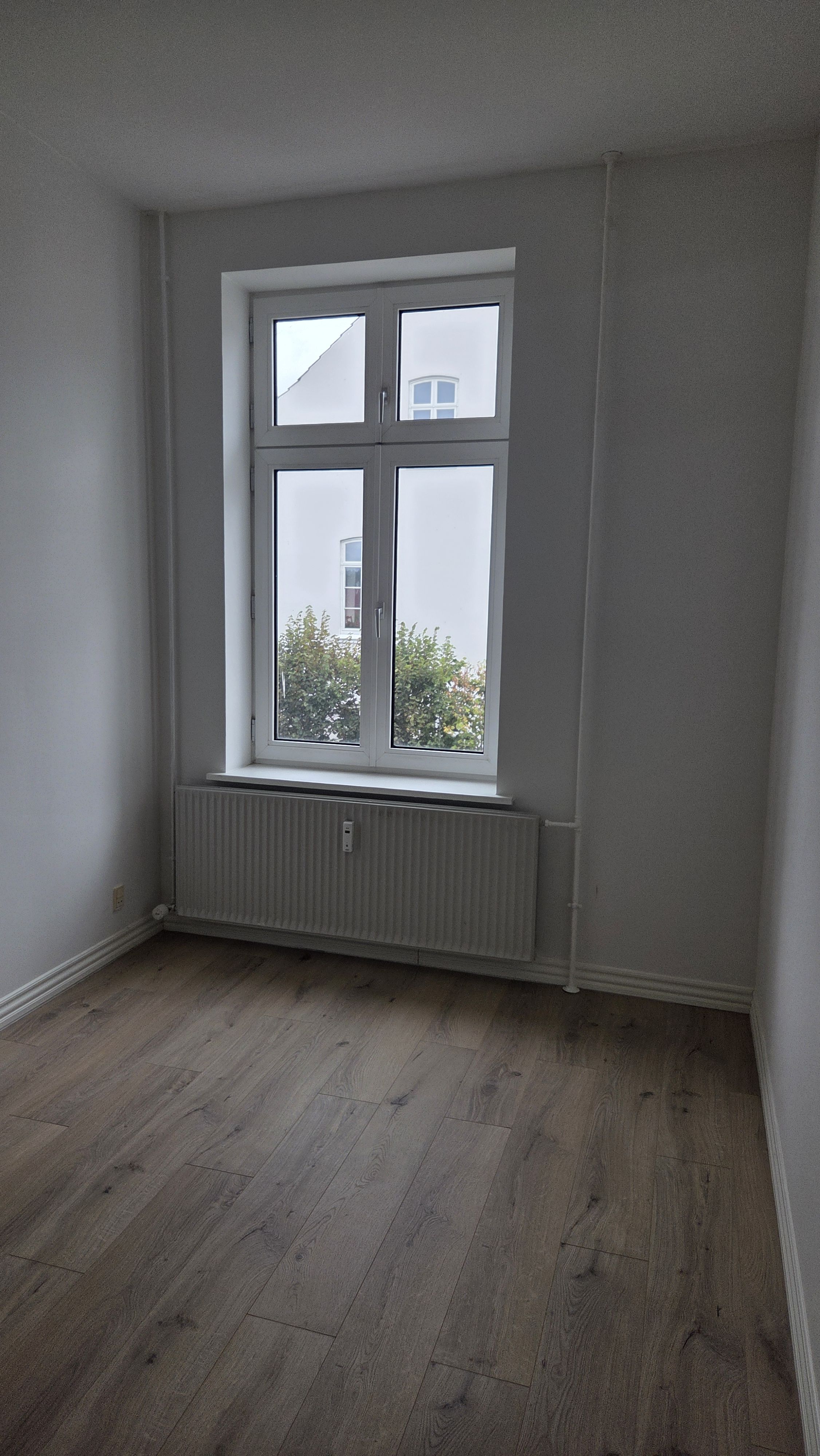 Indflytningsklar og renoveret 3-værelses lejlighed på 80 m² – midt på gågaden i Gråsten