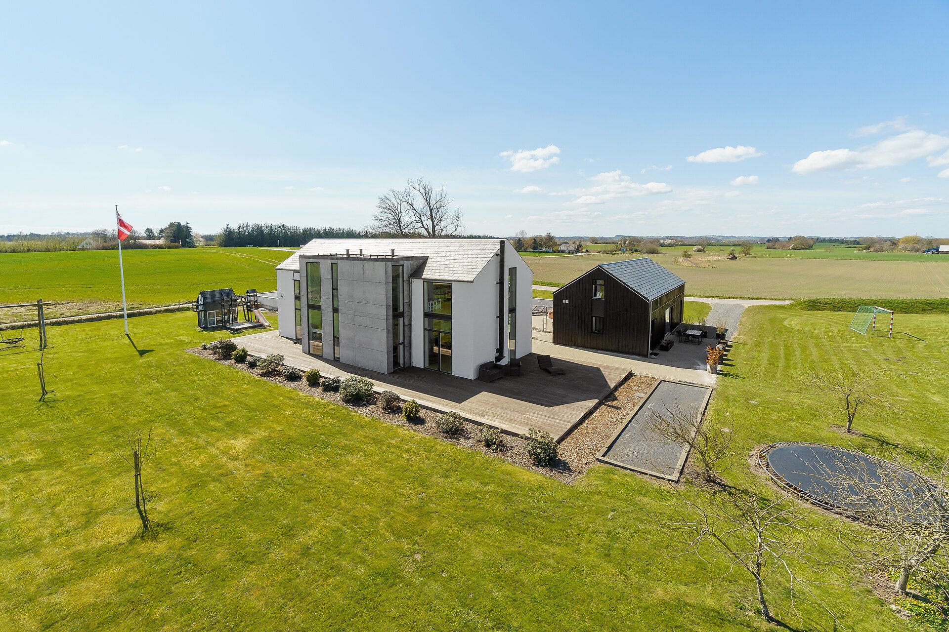 Flot arkitekttegnet villa, tæt på Aarhus