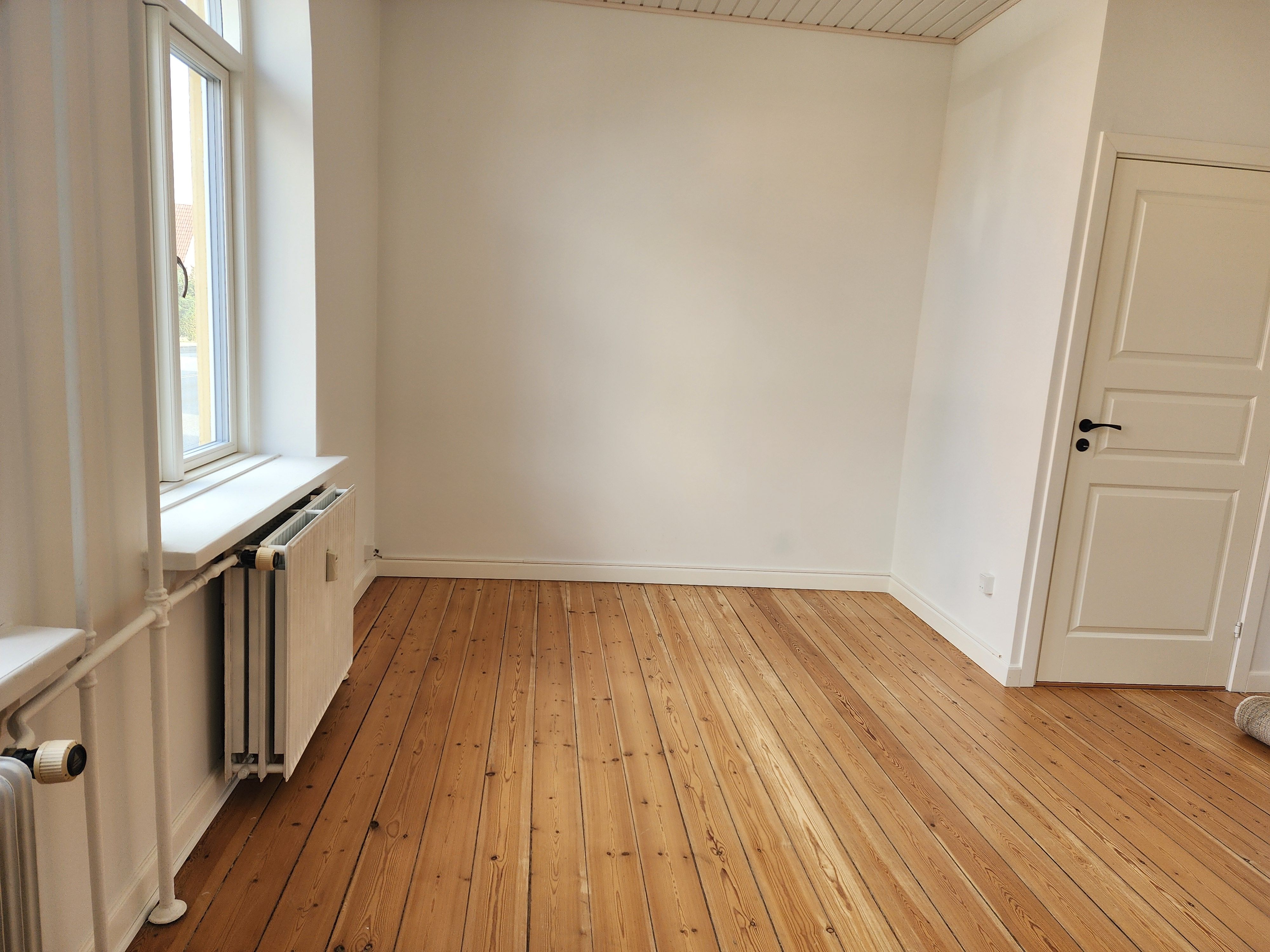 Totalrenoveret 2-værelses lejlighed på 62 m² – med charme, lys og udgang til det grønne