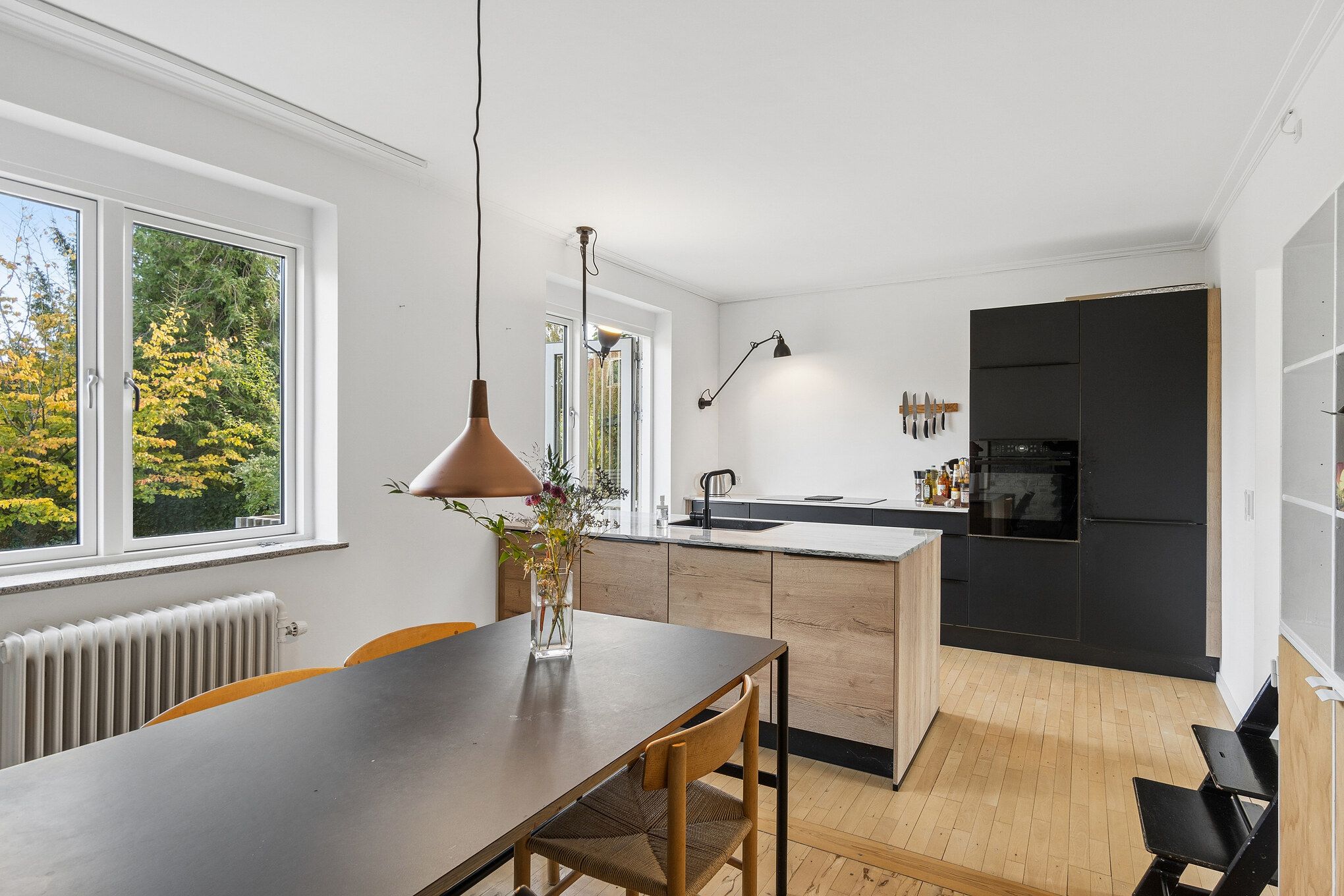 Rummeligt rækkehus med have, terrasse og egen parkering i Rødovre
