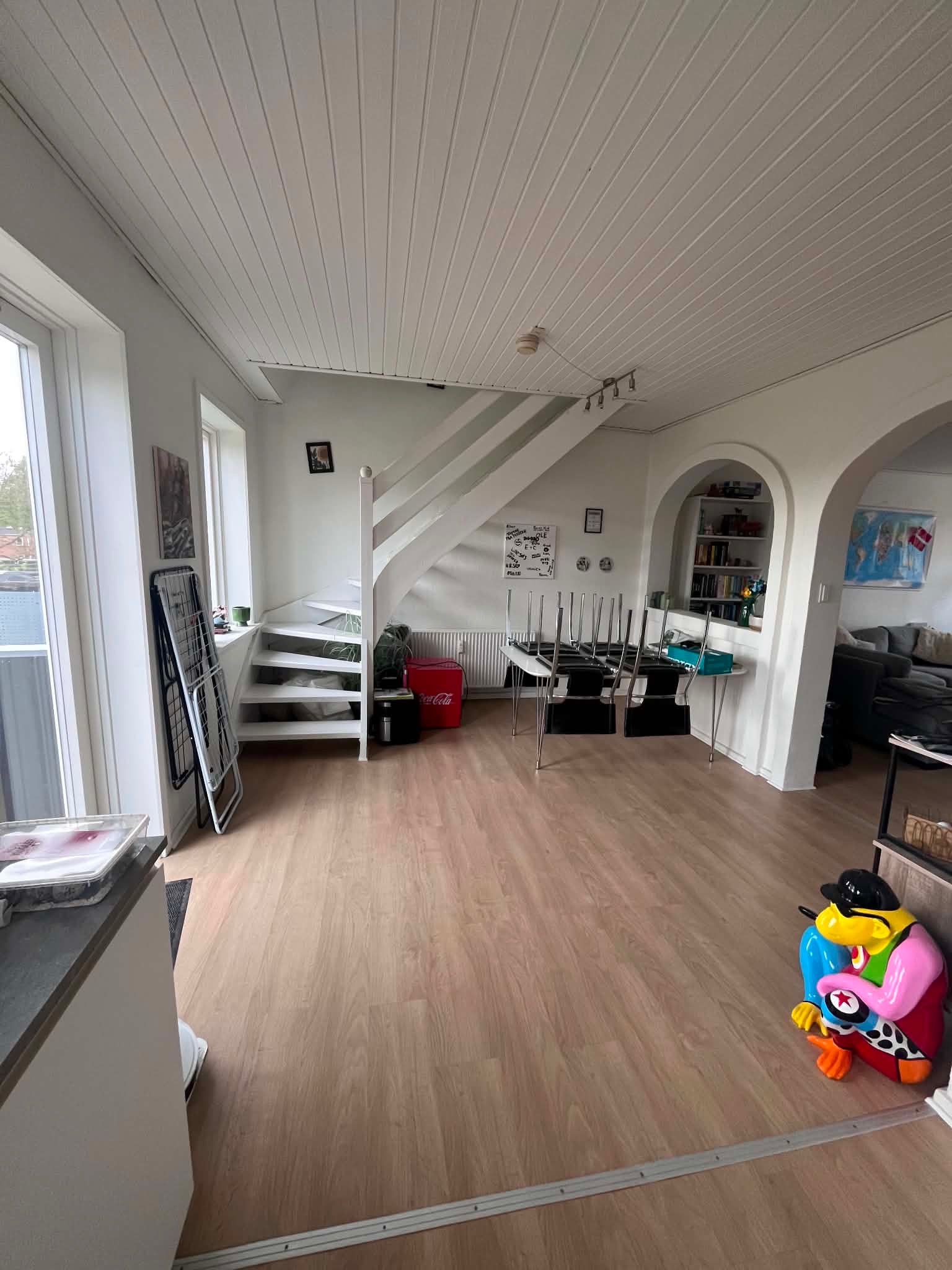 Attaktiv lejlighed med stor altan udlejes