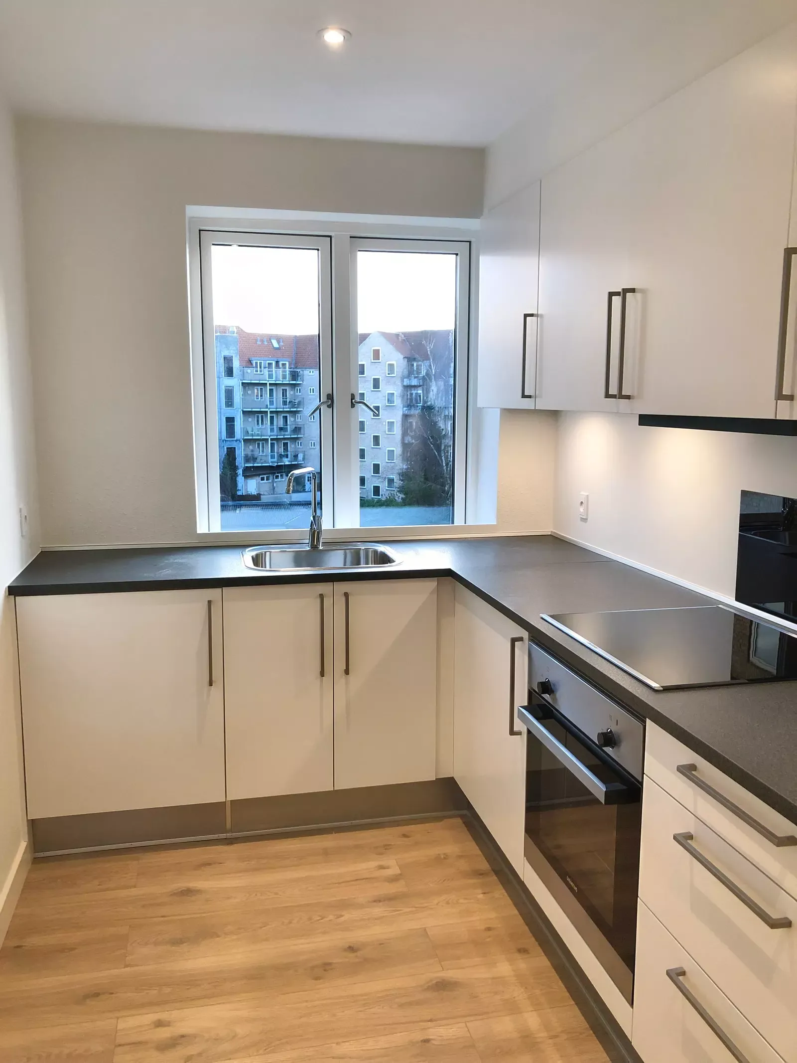 Lys 2-værelses på 62 m2 med altan og moderne, separat køkken, photo 1