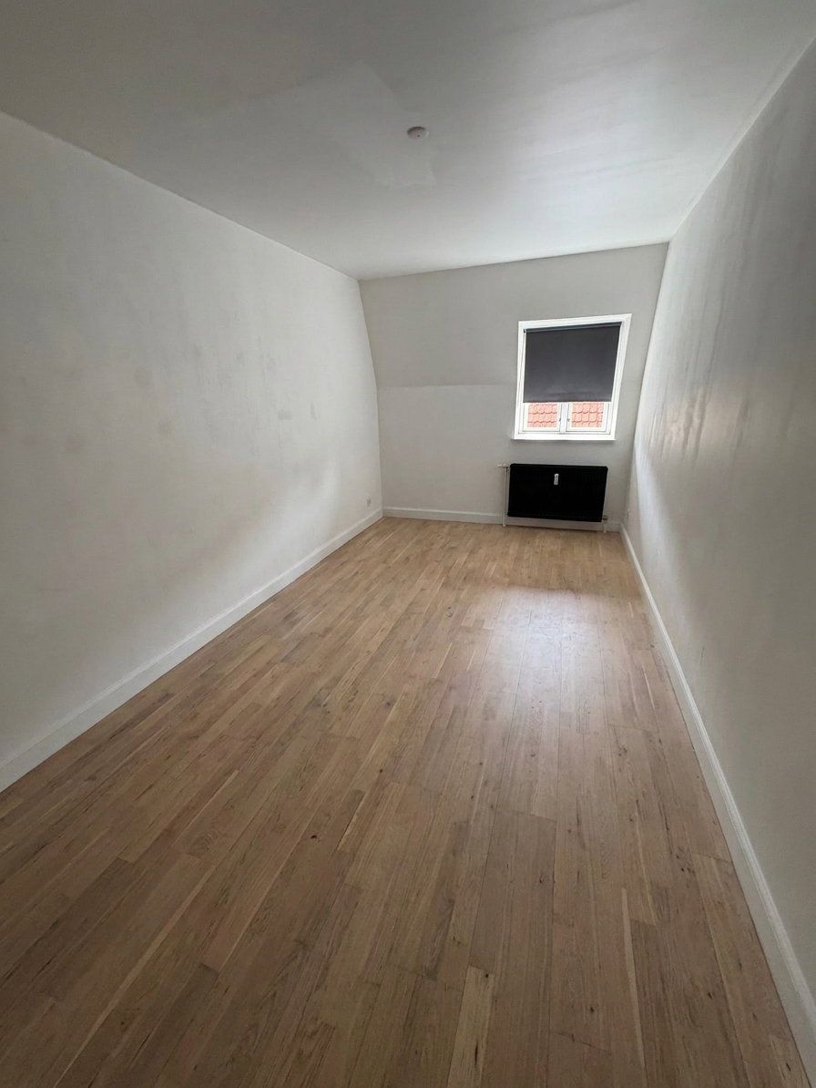Stor 6-værelses på 218 m2 med altan/terrasse, parkering og husdyr tilladt – oplagt til deling