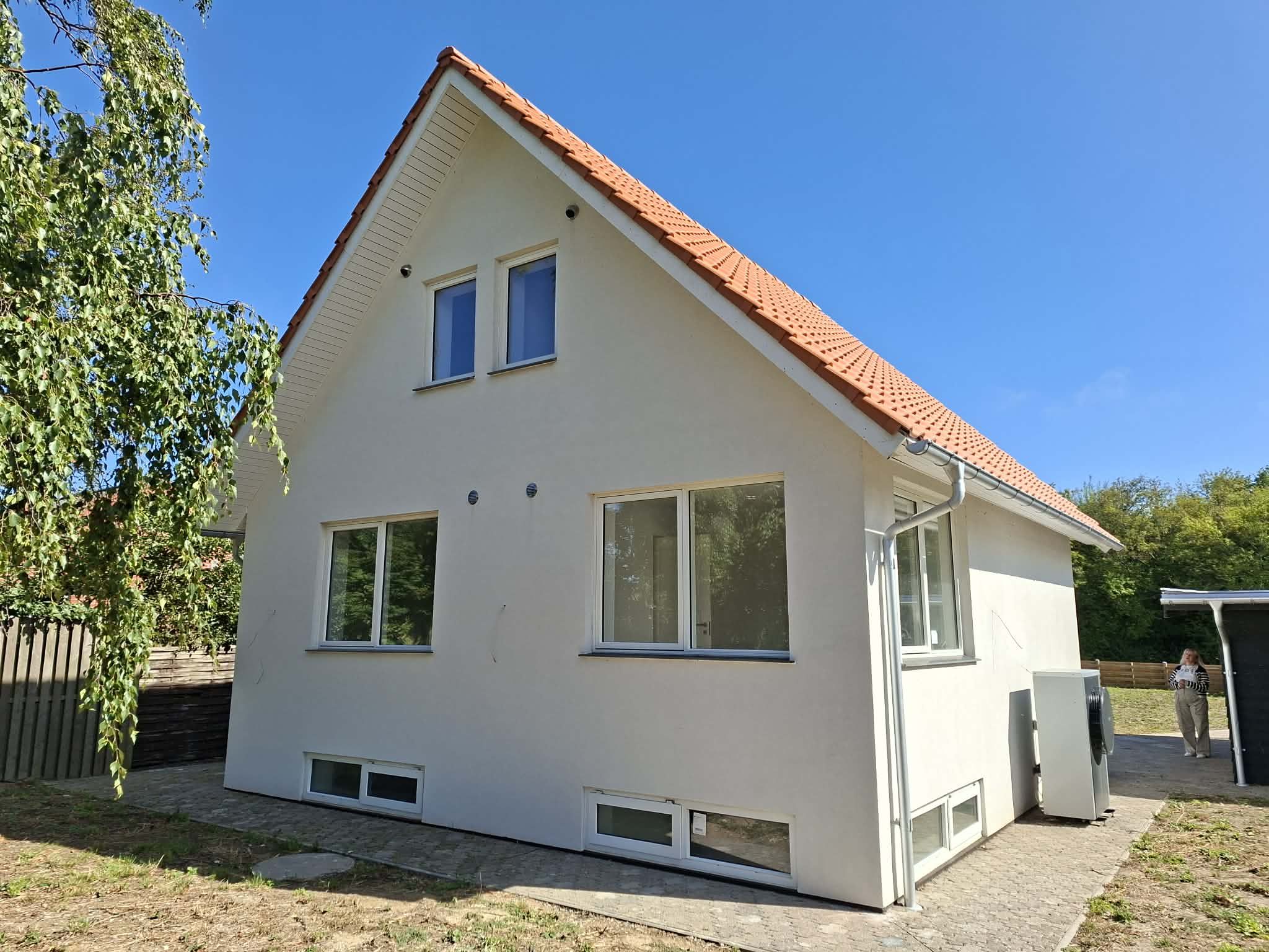 Totalrenoveret hus med 86 m² bolig, 50 m² kælder og stor carport
