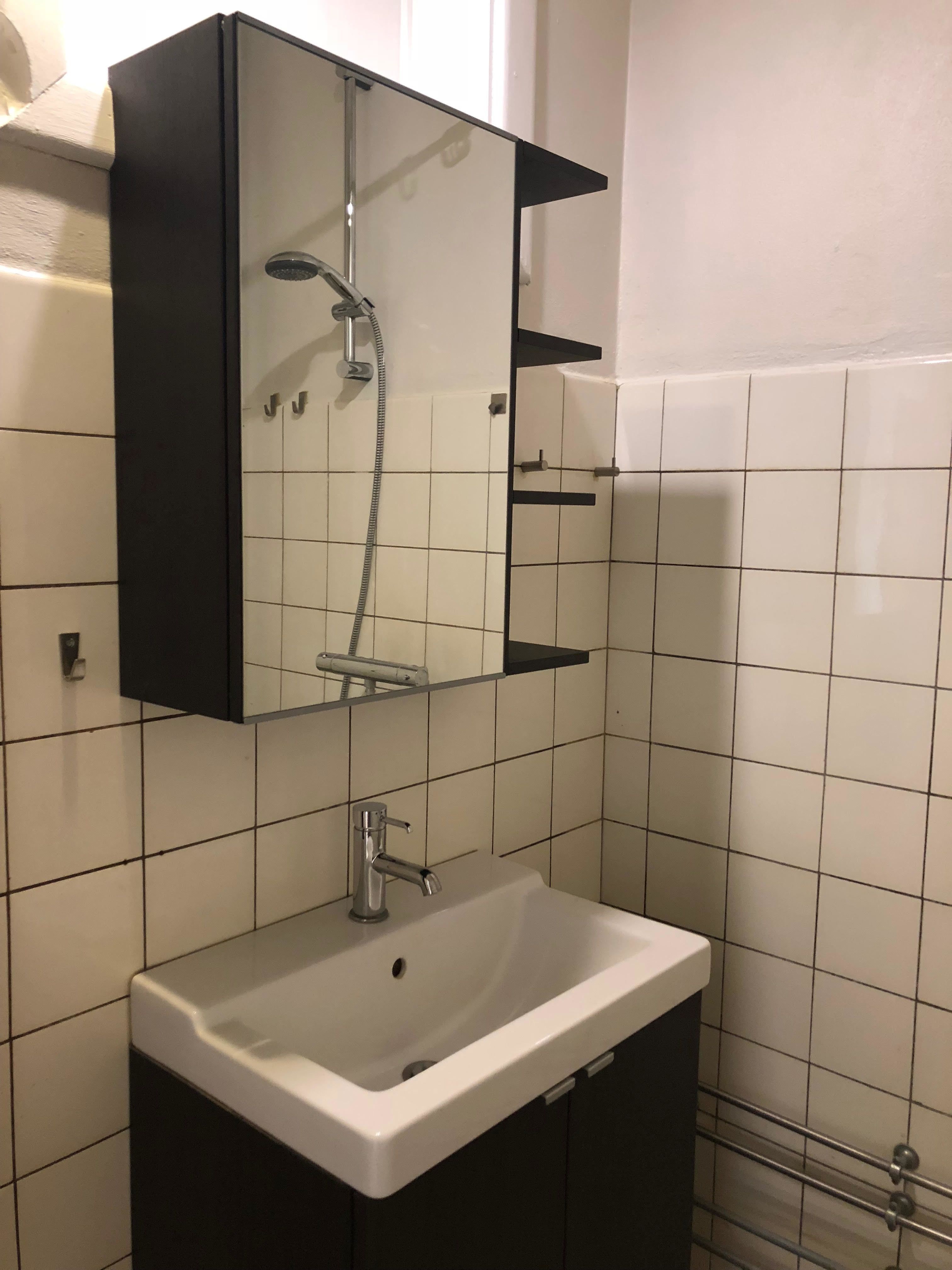 Lys 2, stor, rummelig og delevenlig 2 værelses lejlighed med altan og gratis parkering på bedste beliggenhed i Odense C 