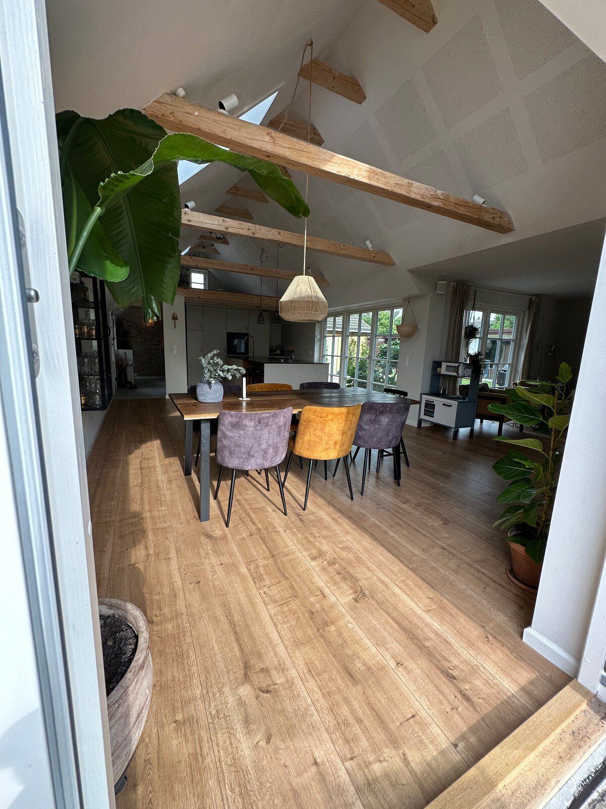Gennemrenoveret stråtækt villa på 145 m² med 3 soveværelser og stor have i Greve