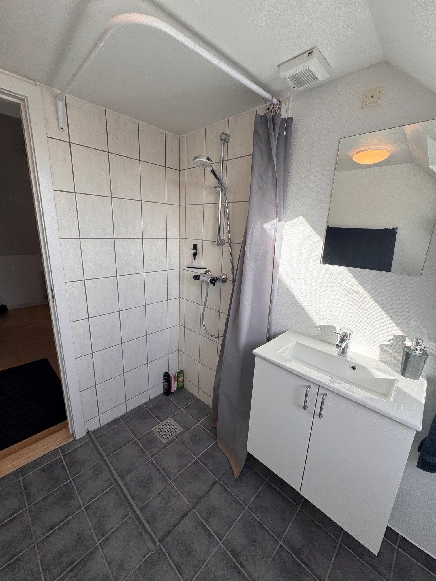 Lys og lækker citylejlighed med højt til kip med hems
