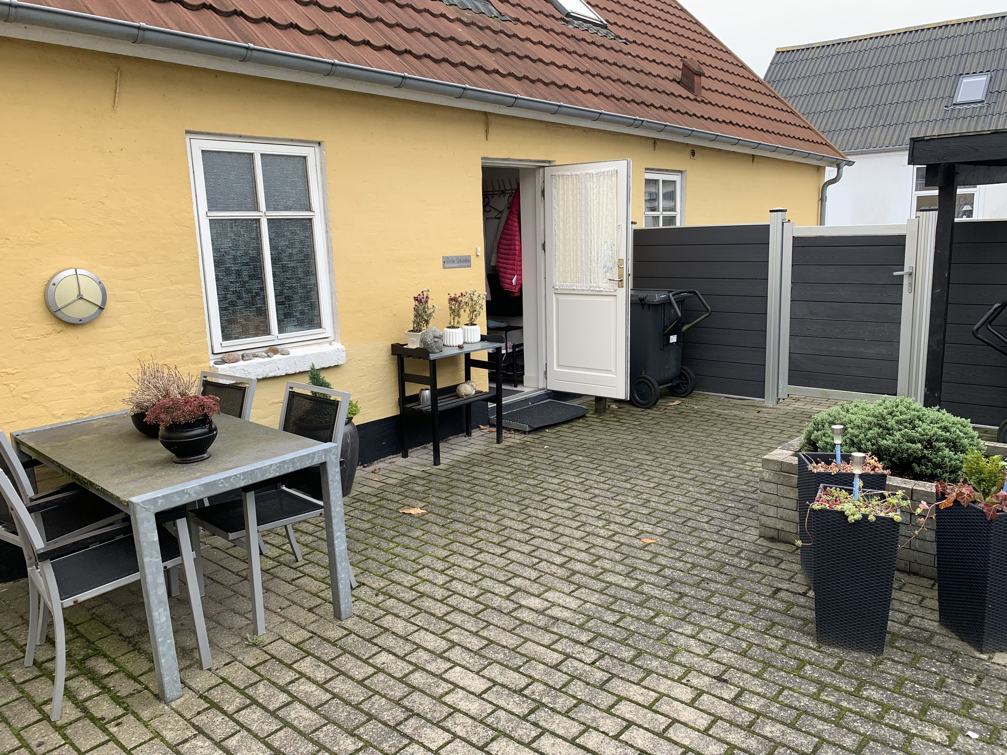 Hyggelig og velholdt lejlighed på 98 kvm med egen gårdhave og udhus- rolige og venlige naboer. 