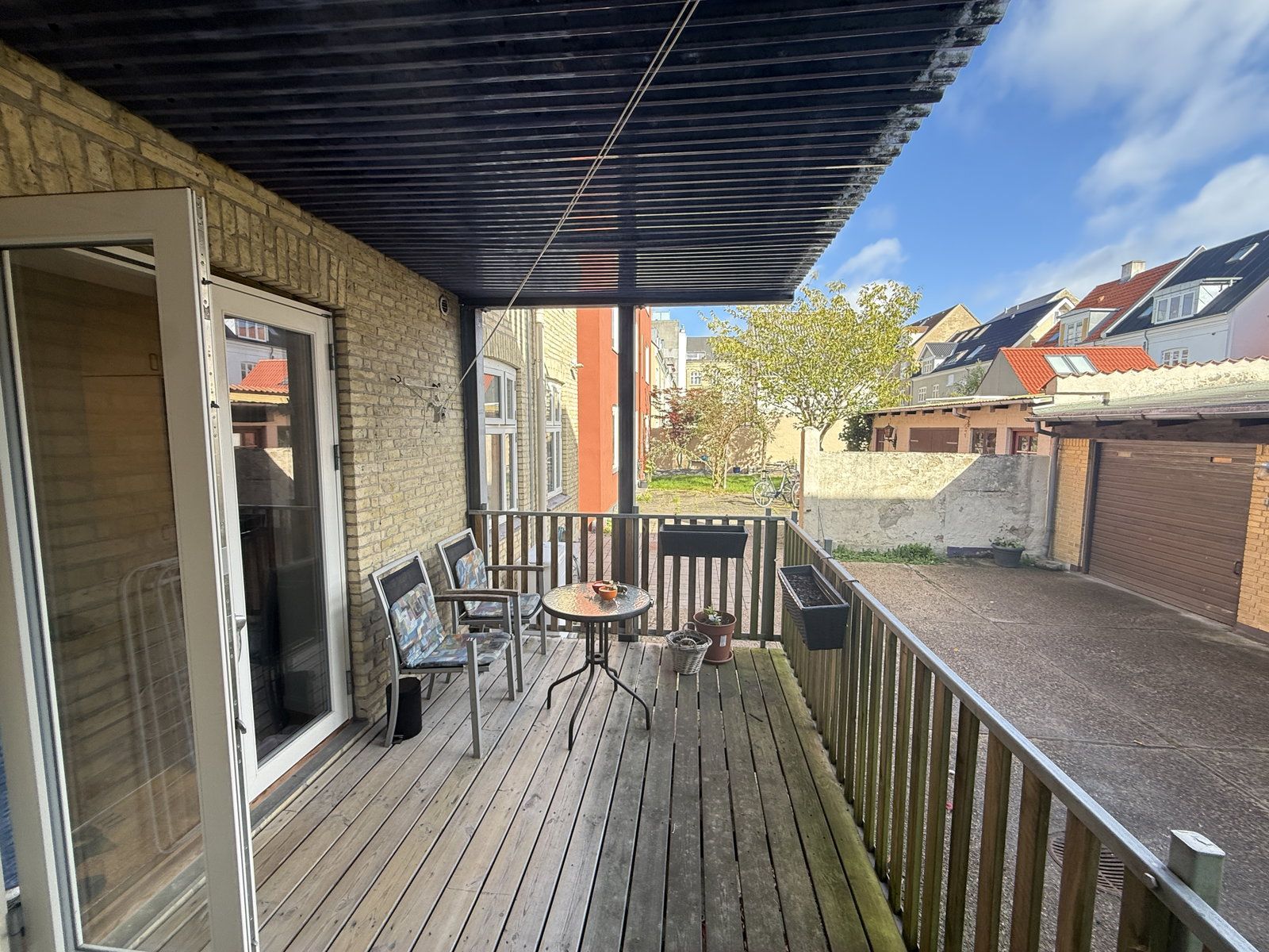 Lys 3-værelses på 71 m2 med altan/terrasse, og husdyr tilladt – små hunde velkomne.
