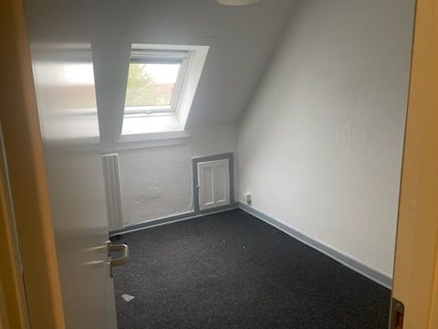 3 værelses lejlighed med parkering ved døren.